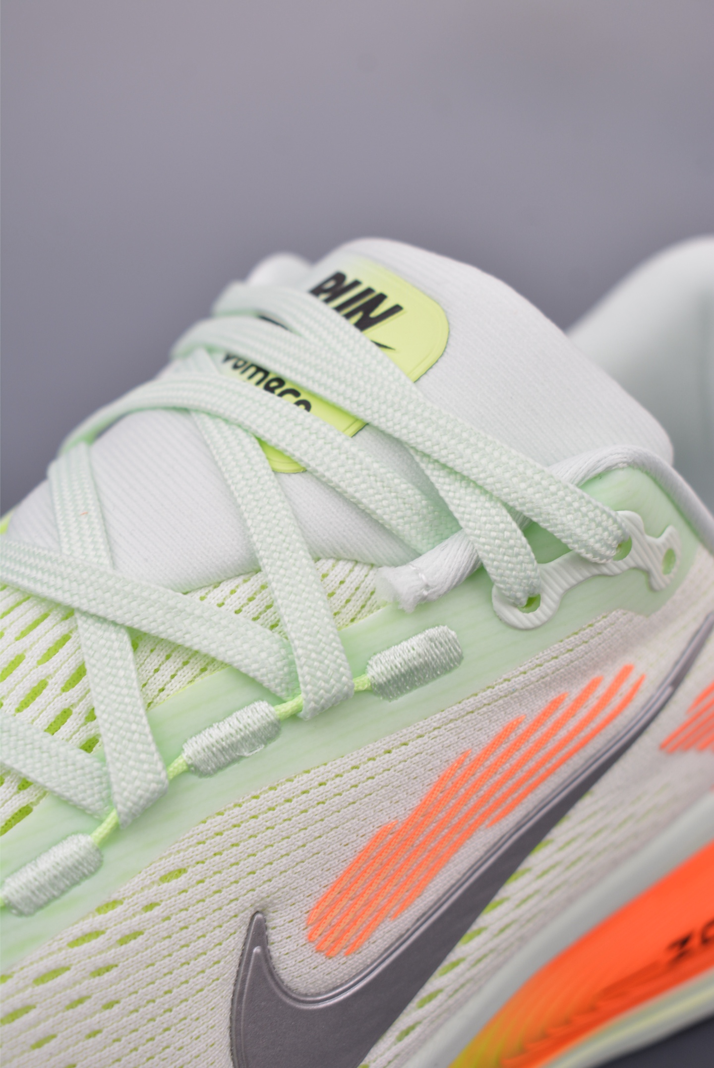 180 Nike Air Zoom Vomero 18 HM6803-300