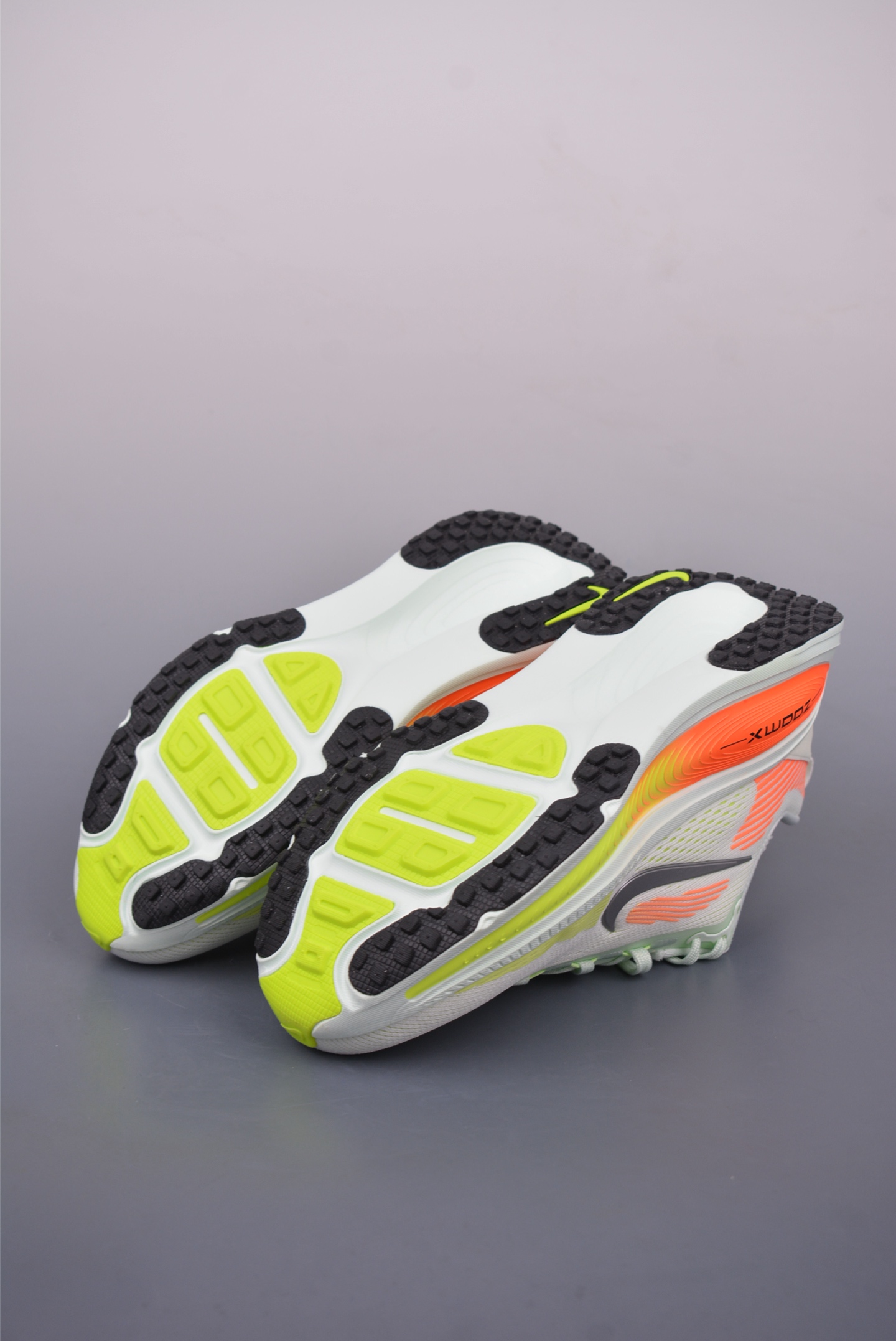 180 Nike Air Zoom Vomero 18 HM6803-300