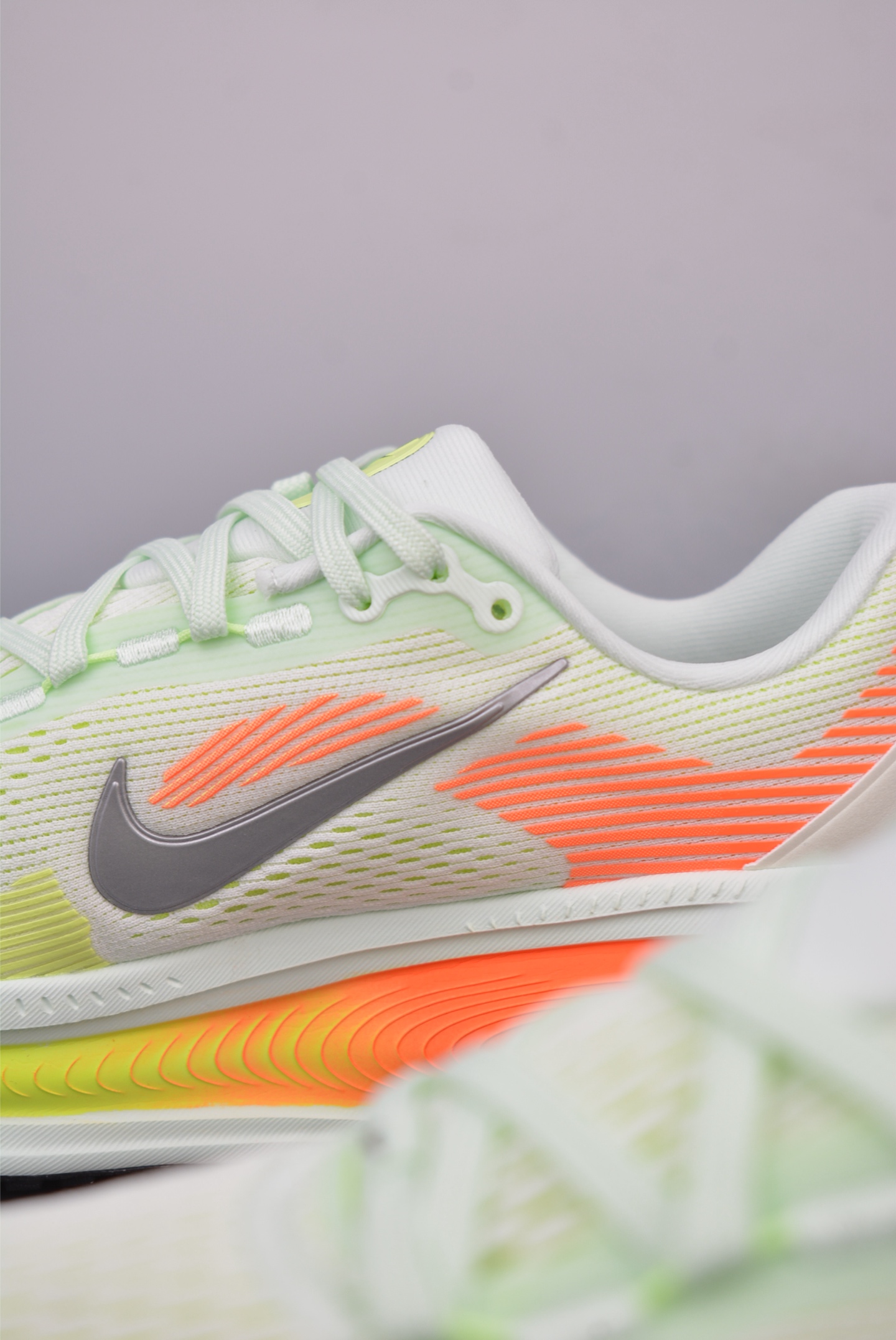 180 Nike Air Zoom Vomero 18 HM6803-300