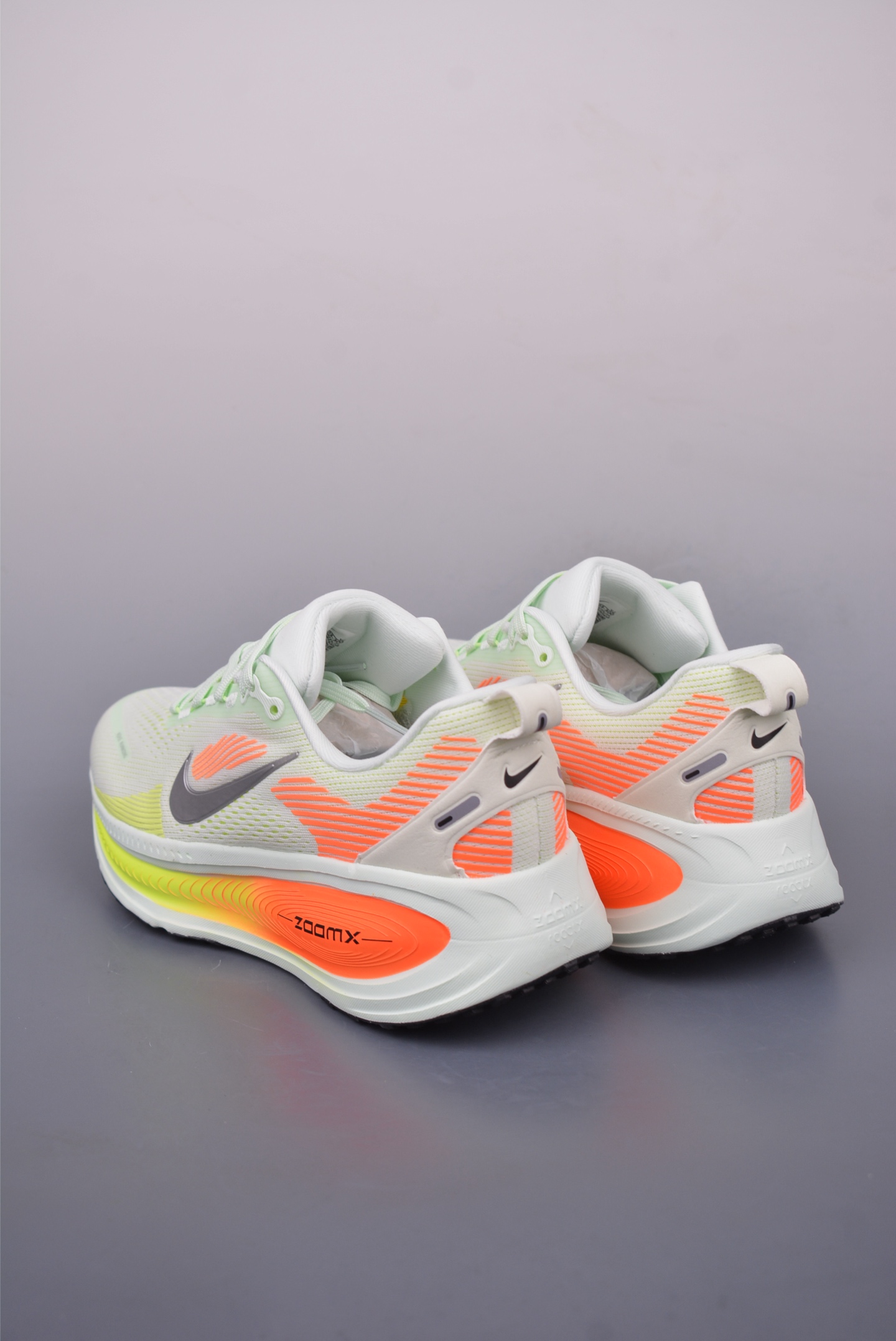 180 Nike Air Zoom Vomero 18 HM6803-300