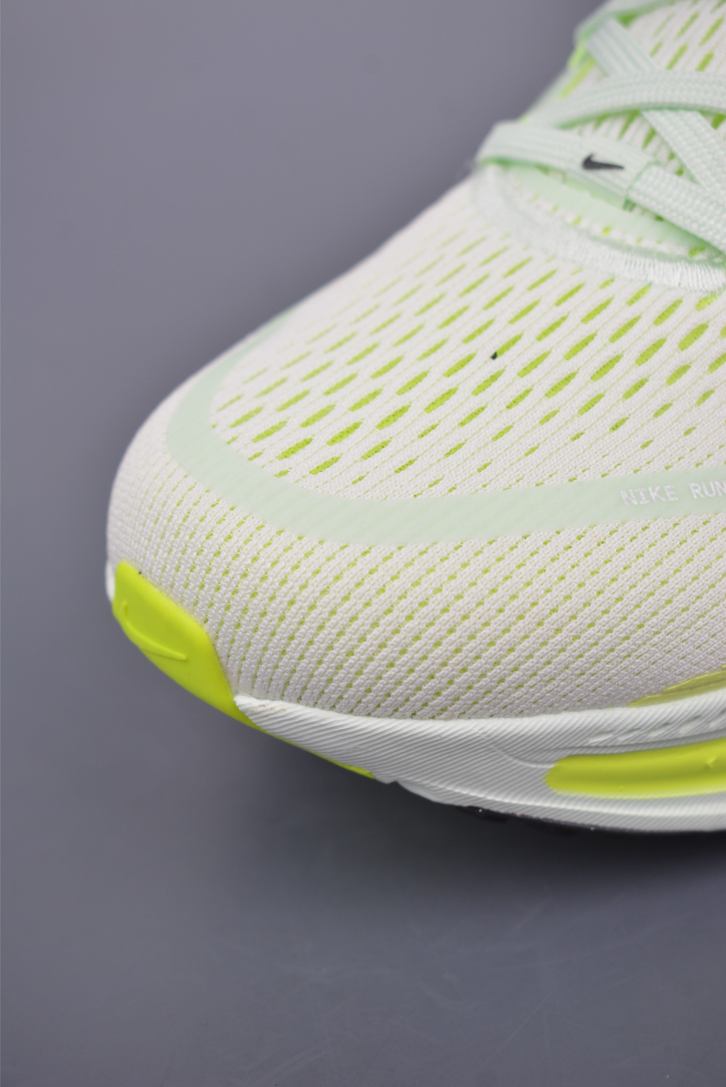 180 Nike Air Zoom Vomero 18 HM6803-300