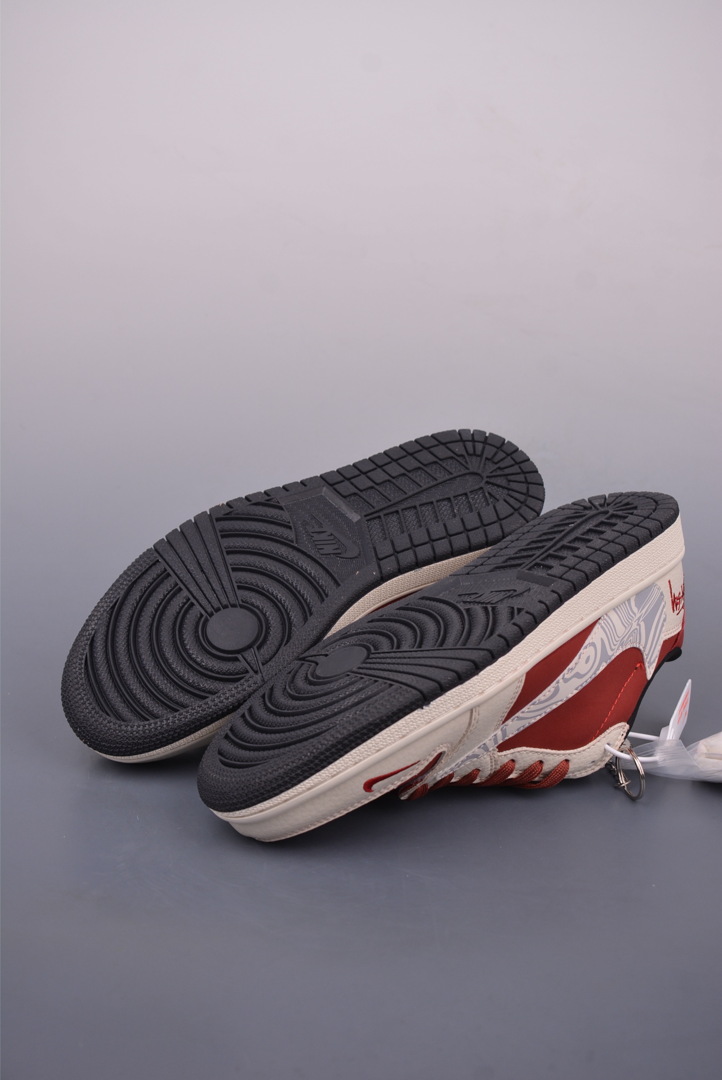 280 Fragment x Travis Scott x 斯图西 Air Jordan 1 Low 三方联名倒钩 全新的三方联名低帮倒钩鞋 LD2025-017