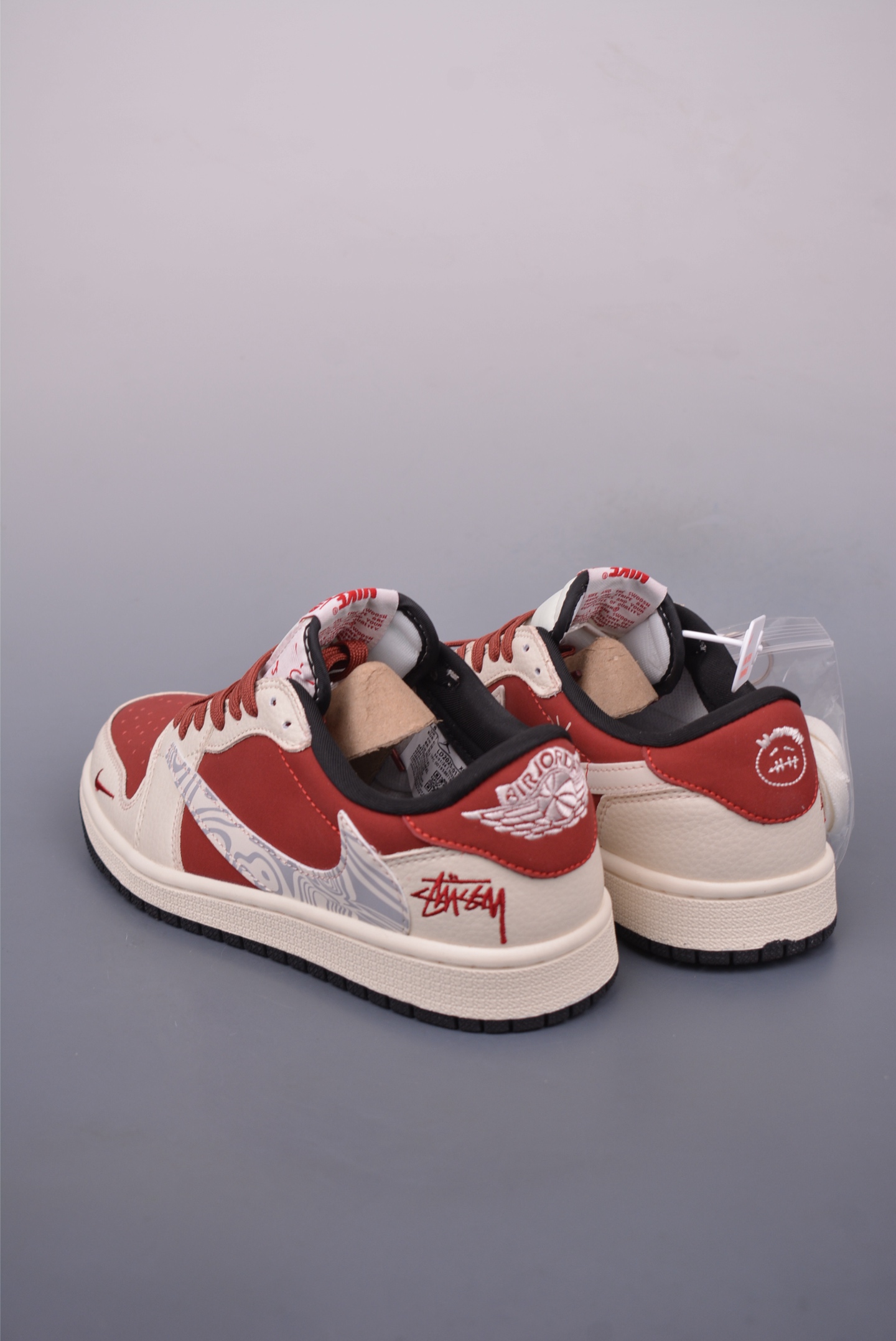 280 Fragment x Travis Scott x 斯图西 Air Jordan 1 Low 三方联名倒钩 全新的三方联名低帮倒钩鞋 LD2025-017