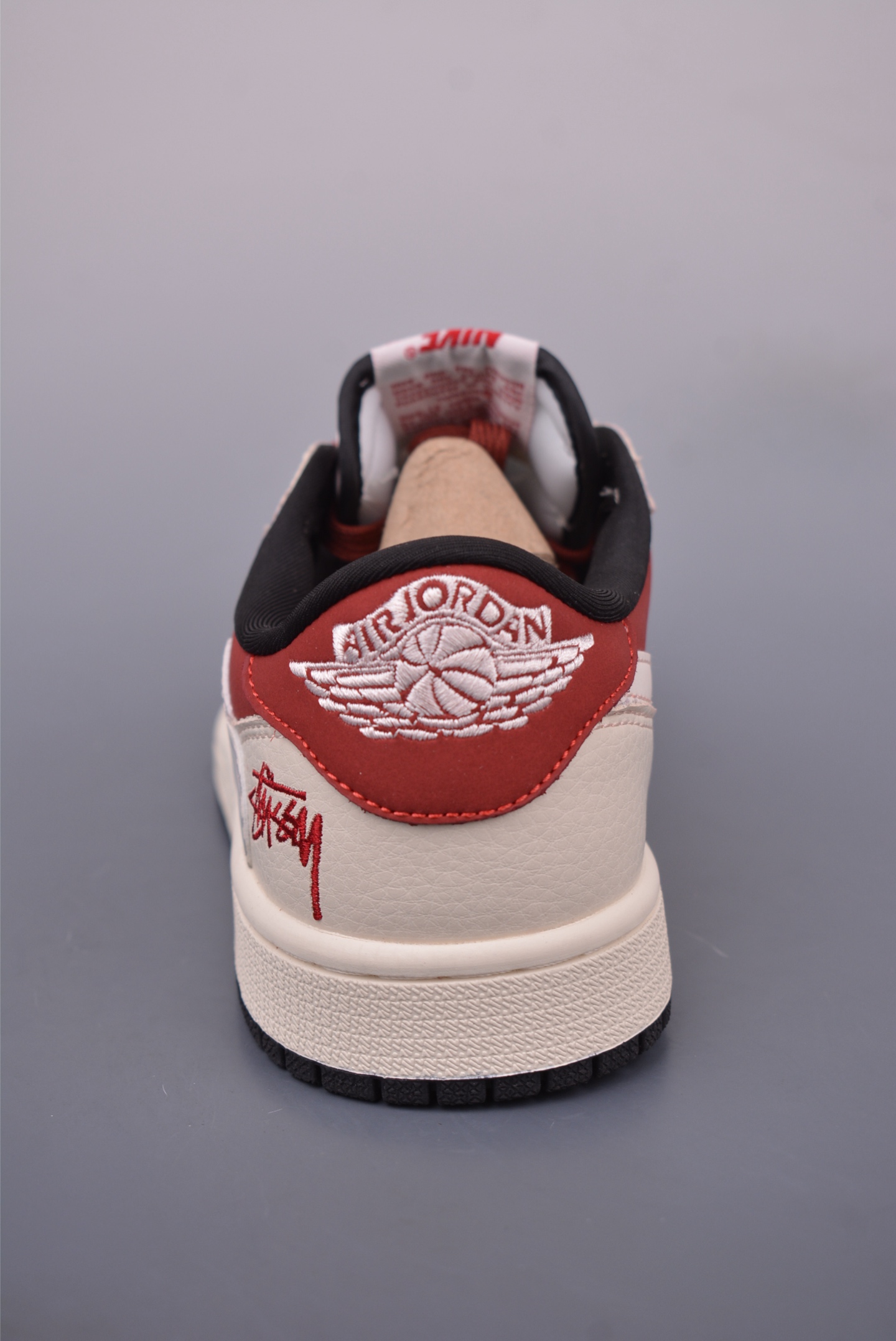 280 Fragment x Travis Scott x 斯图西 Air Jordan 1 Low 三方联名倒钩 全新的三方联名低帮倒钩鞋 LD2025-017