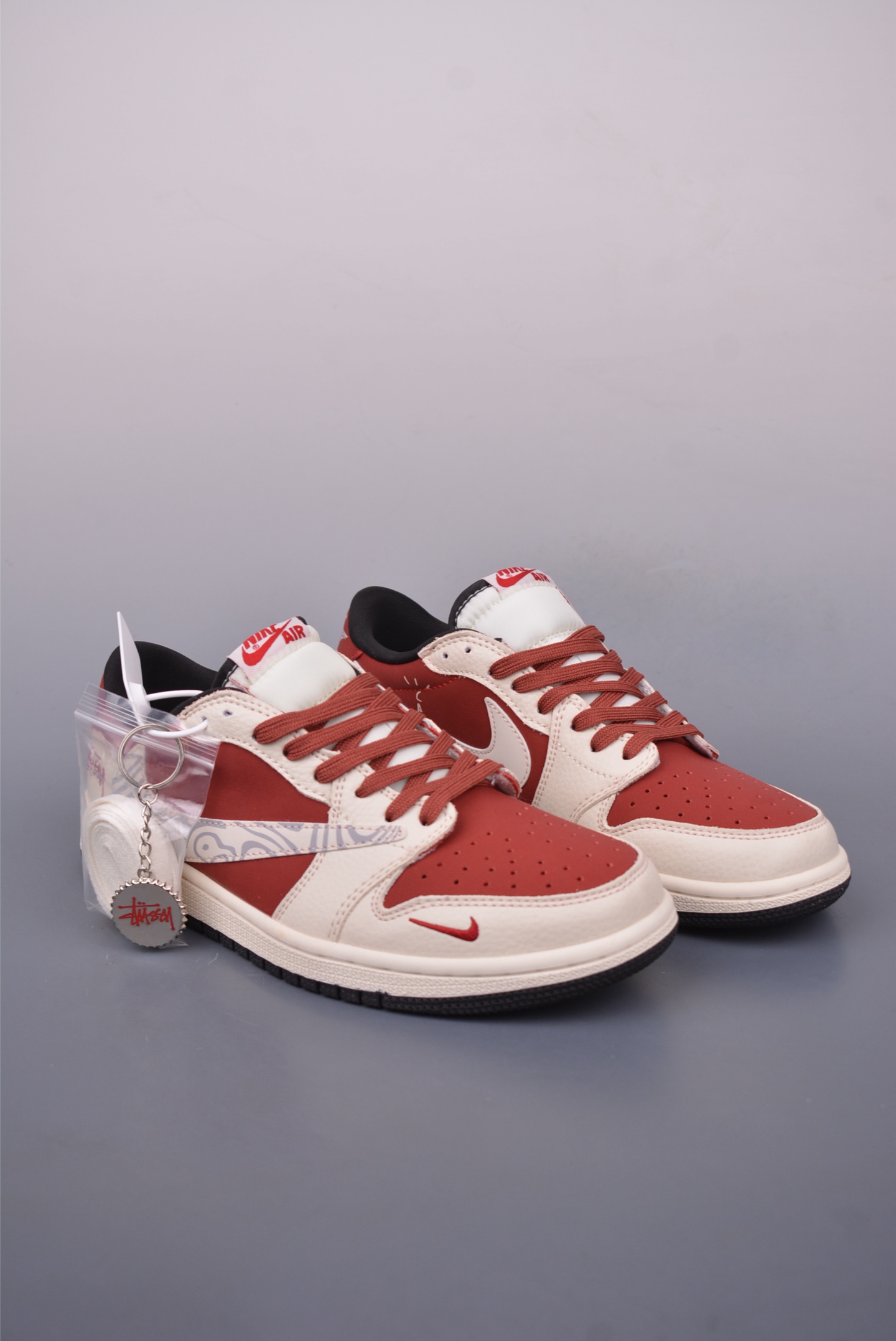 280 Fragment x Travis Scott x 斯图西 Air Jordan 1 Low 三方联名倒钩 全新的三方联名低帮倒钩鞋 LD2025-017
