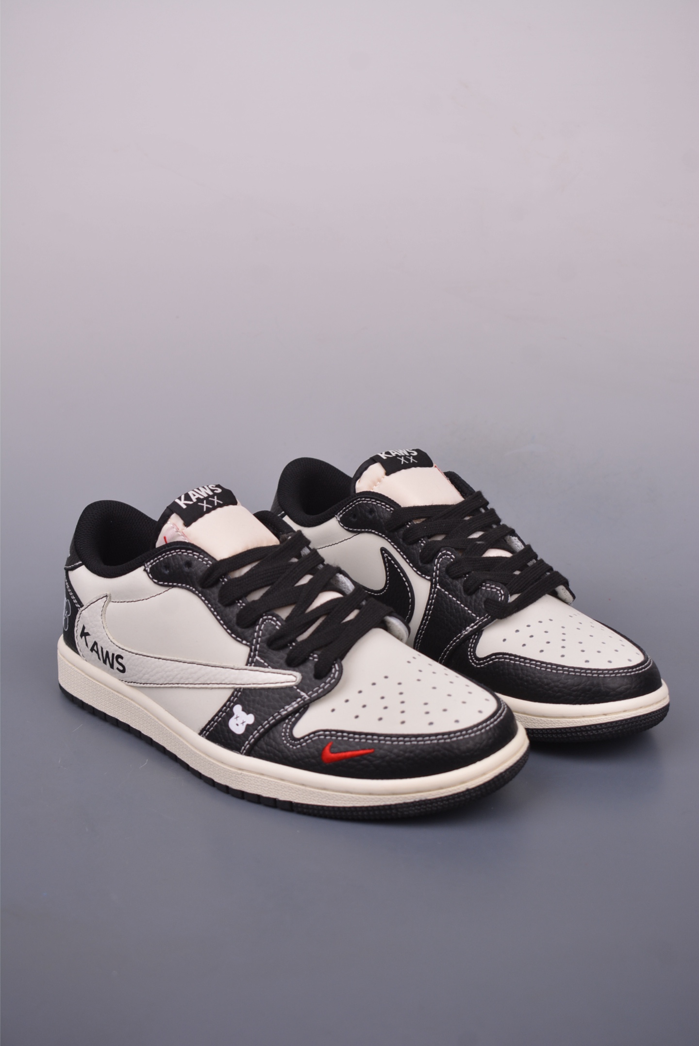 Fragment x Travis Scott x KAWS Air Jordan 1 Low 三方联名倒钩 XZ5749-004