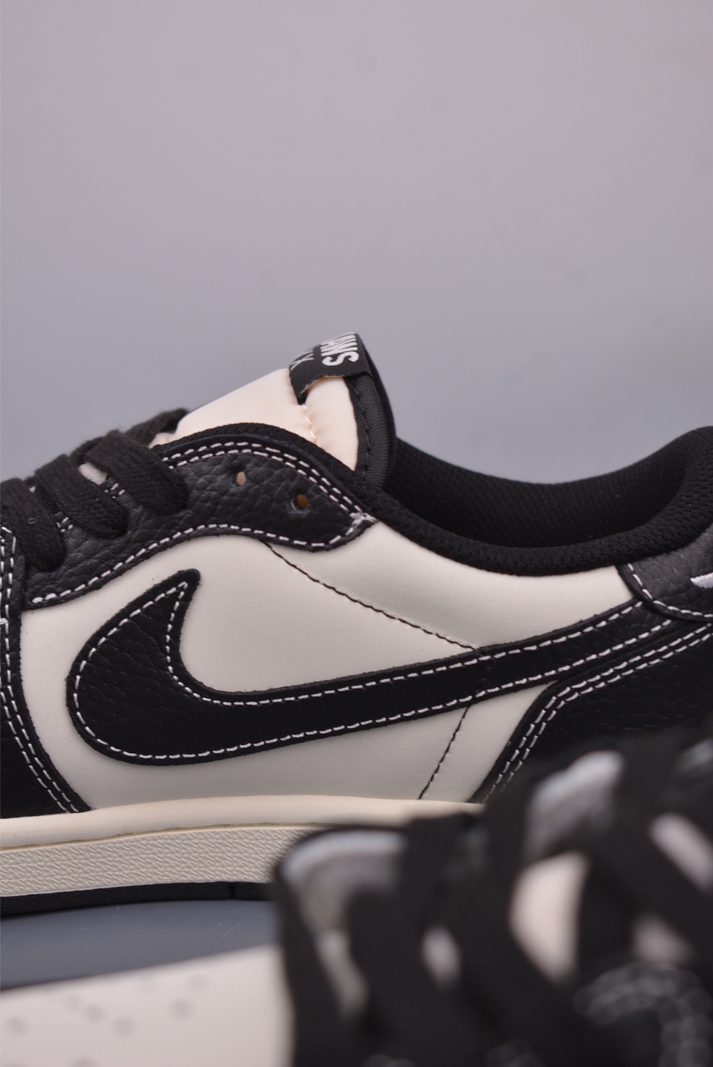 Fragment x Travis Scott x KAWS Air Jordan 1 Low 三方联名倒钩 XZ5749-004