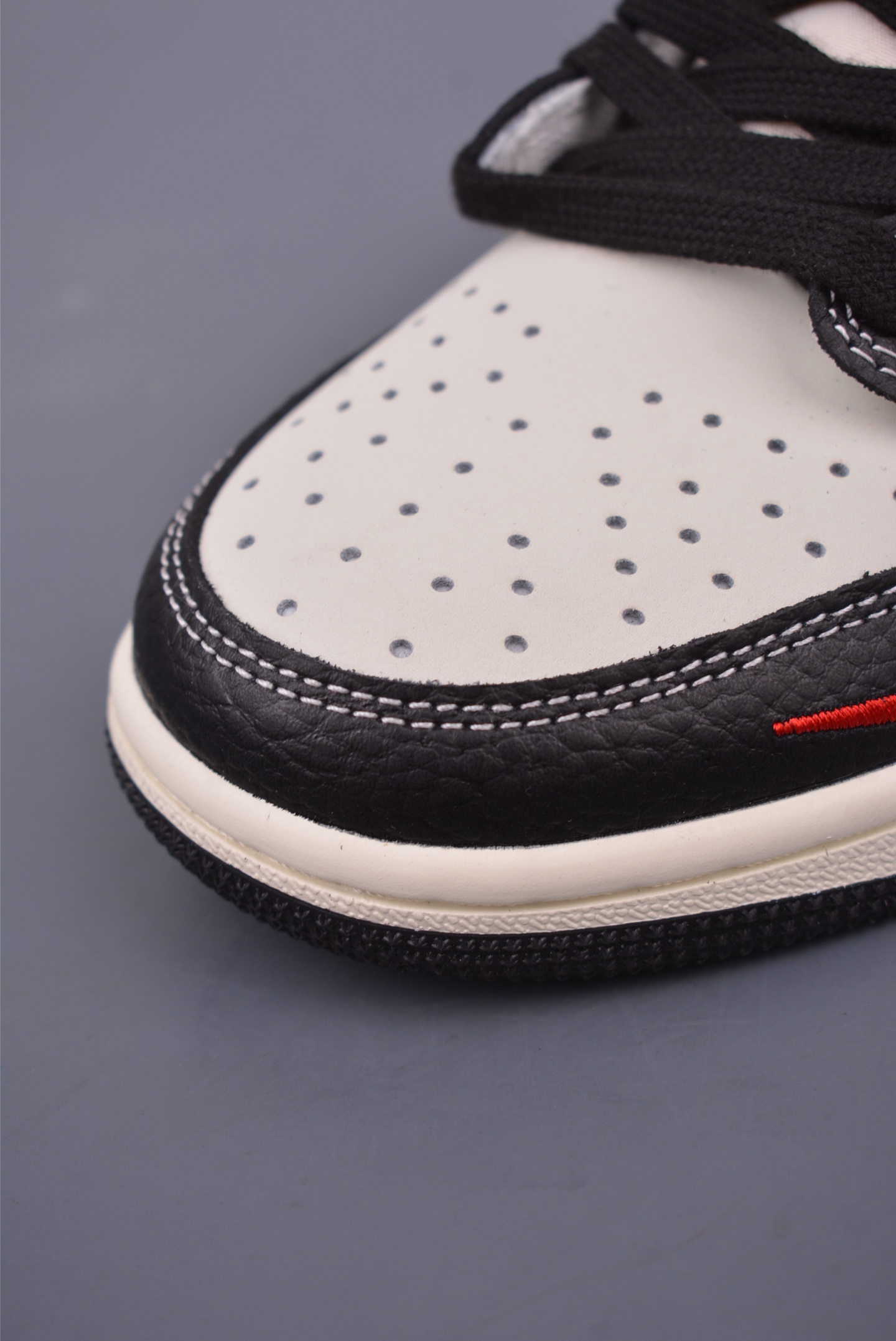Fragment x Travis Scott x KAWS Air Jordan 1 Low 三方联名倒钩 XZ5749-004