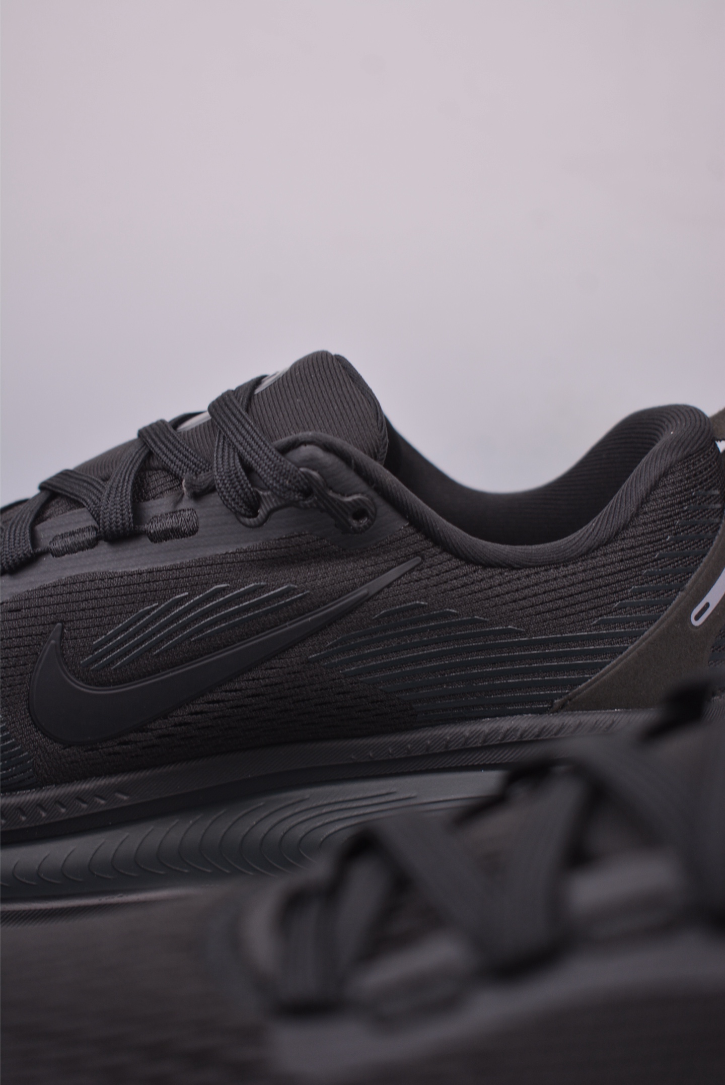 Nike Air Zoom Vomero 18: Advanced Tech Running Shoes - Black 9 i1747940979993 596 0 7