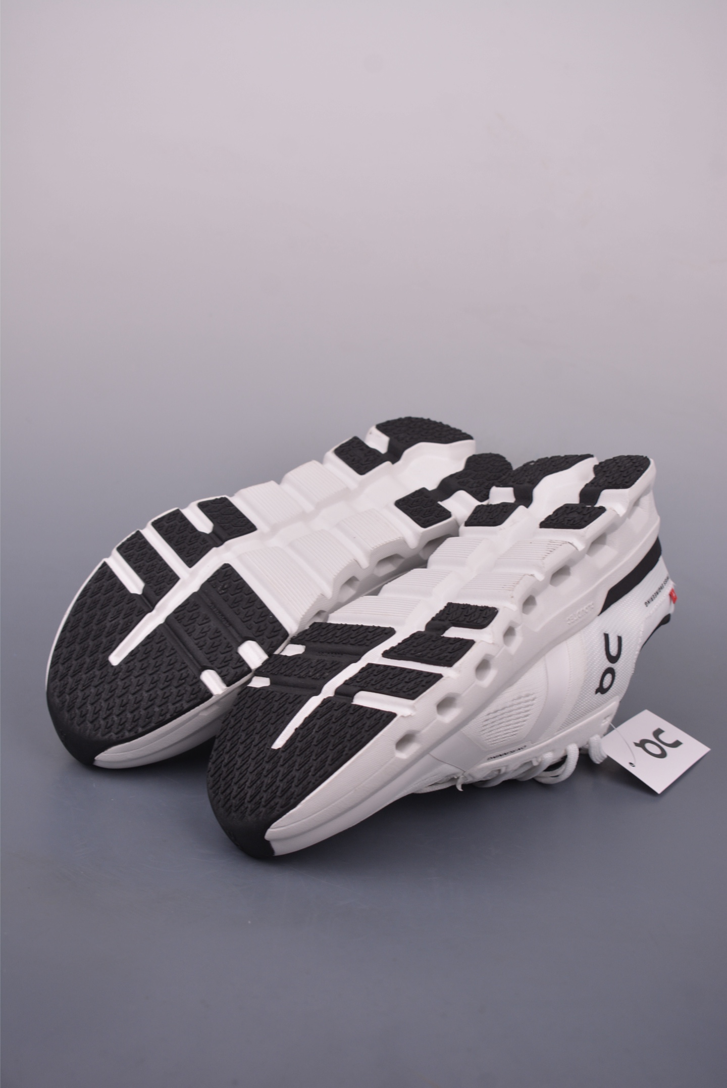 On Running Cloudtilt Loewe White Sneakers - Street Style & Performance 4 i1747941390154 3198 0 2