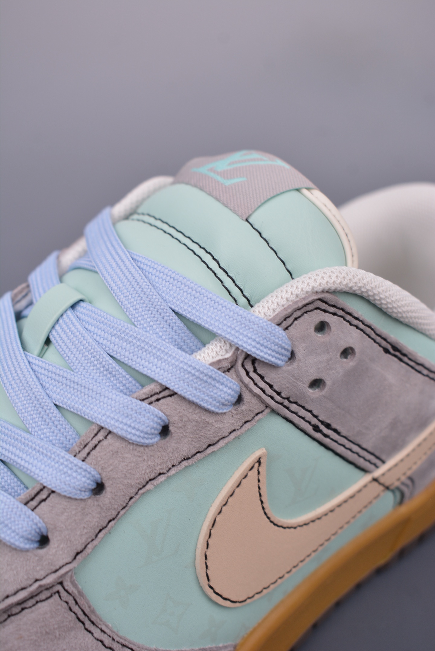 Nike SB Dunk Low Supreme Collaboration Premium Leather Sneakers 7 i1748128453981 83 0 6