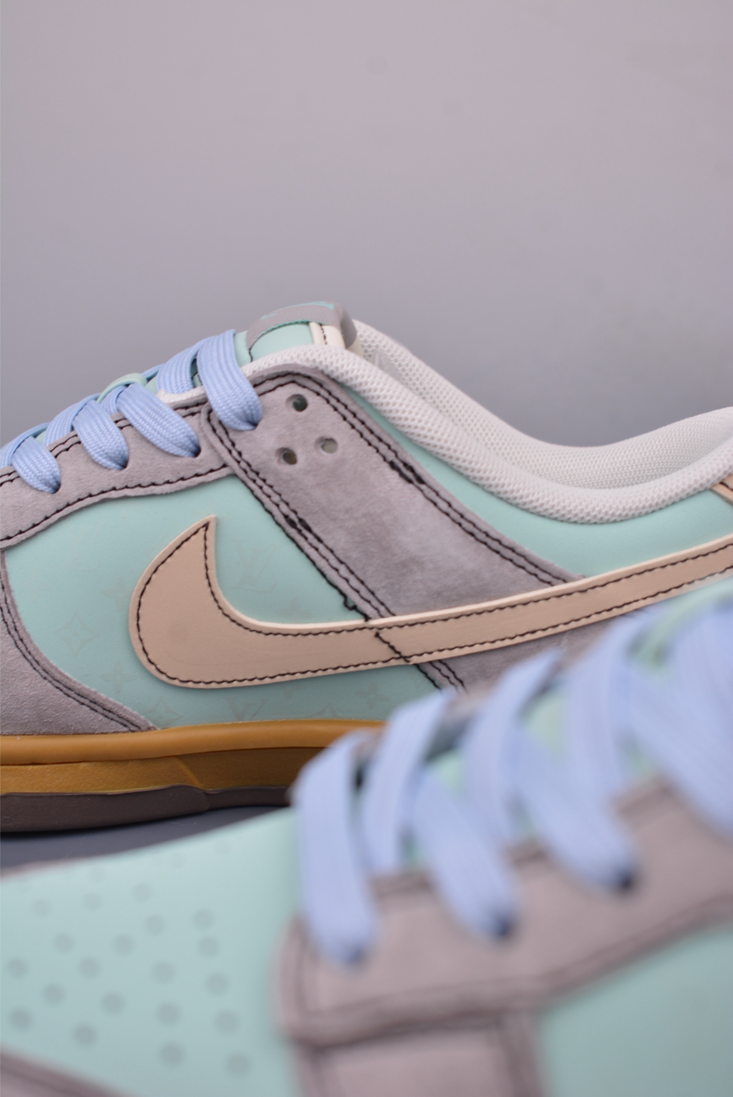 Nike SB Dunk Low Supreme Collaboration Premium Leather Sneakers 8 i1748128454050 1581 0 7