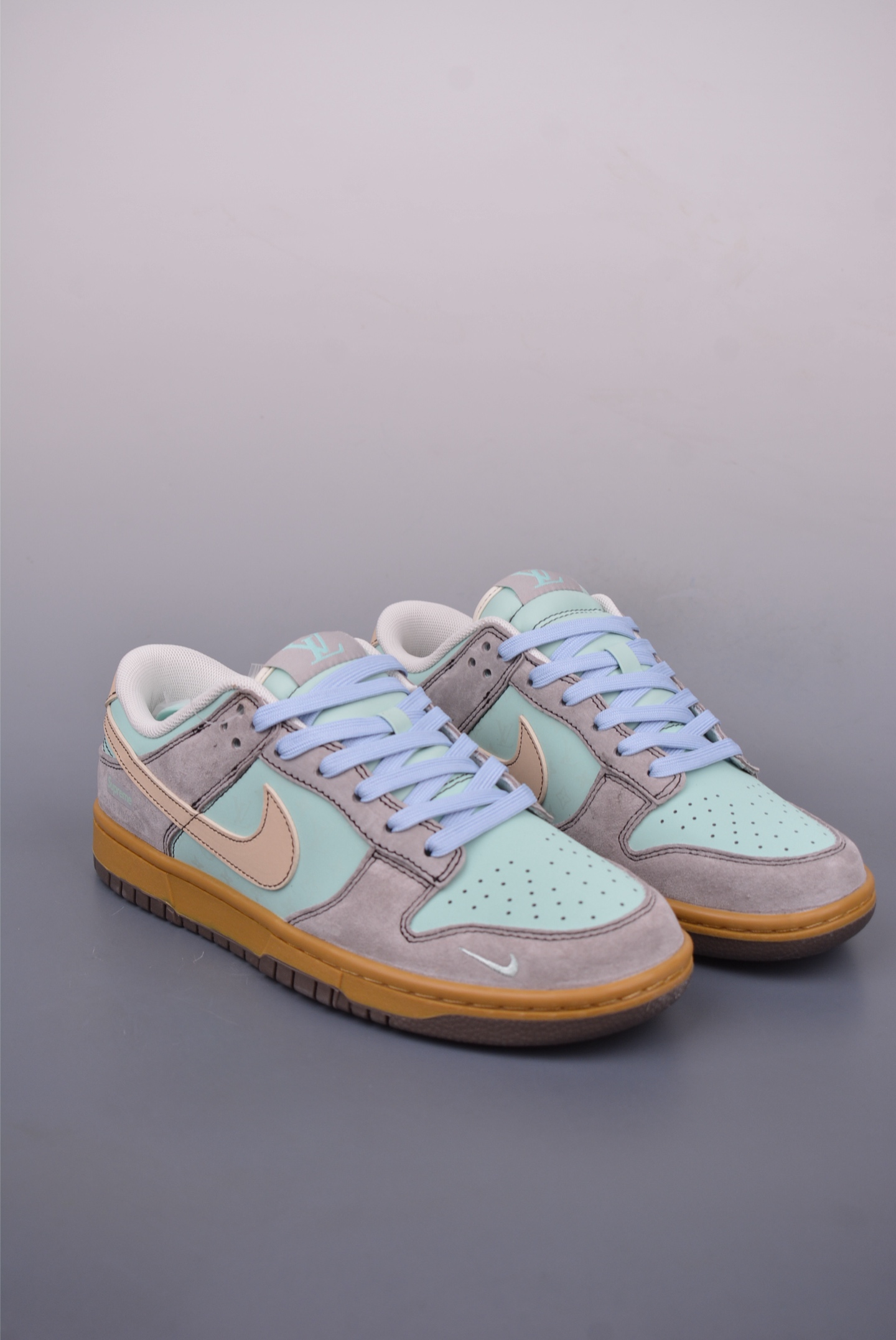 Nike SB Dunk Low Supreme Collaboration Premium Leather Sneakers 1 i1748128454063 106 0 0
