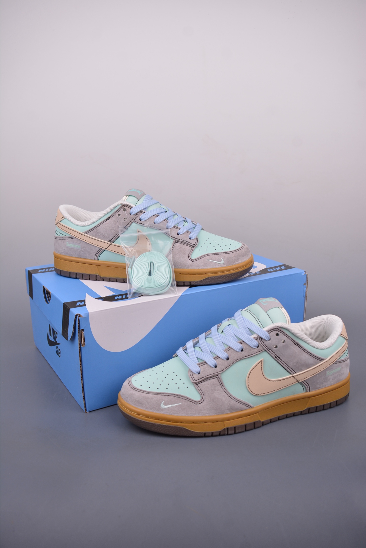 Nike SB Dunk Low Supreme Collaboration Premium Leather Sneakers 5 i1748128455411 611 0 4