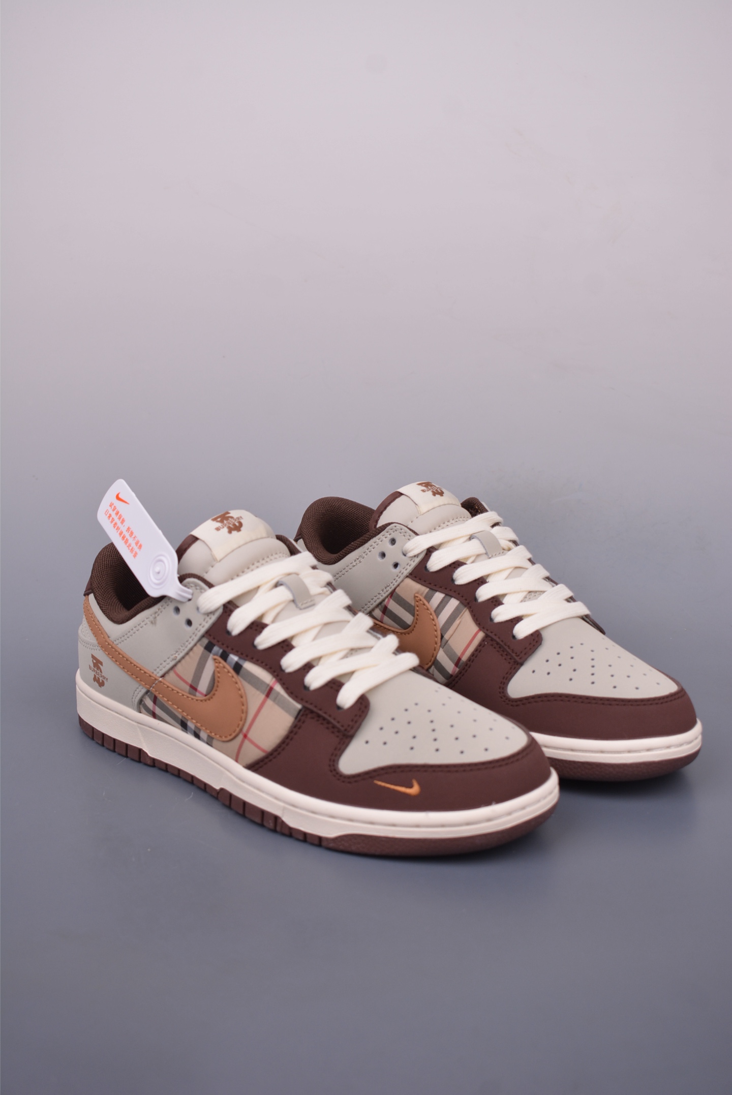 Nike SB Dunk Low Burberry Collaboration Premium Quality Sneakers 2 i1748214798457 7358 0 0