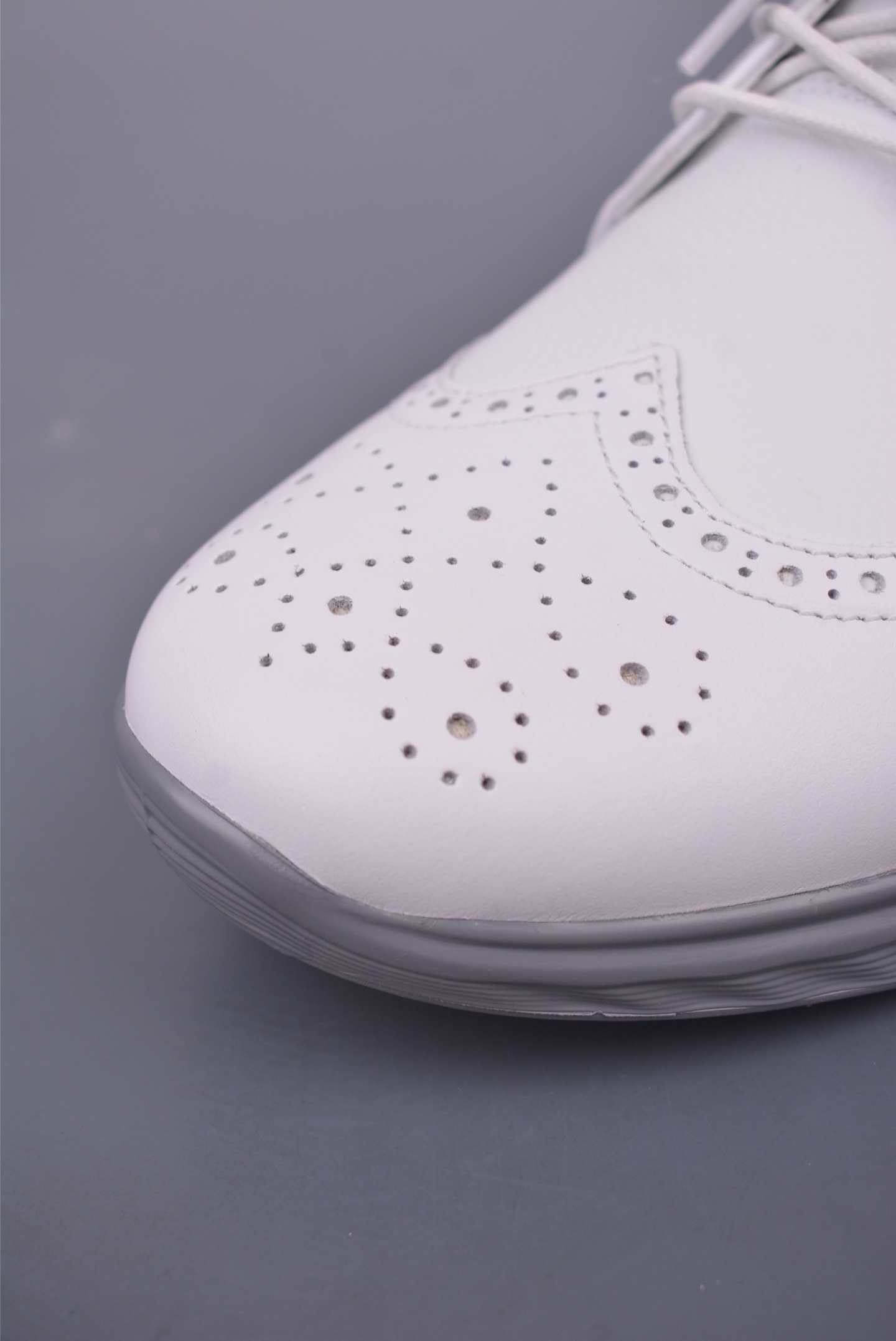 ECCO Men's White Leather Golf Shoes - Breathable, Comfortable, and Stylish 7 i1748215038136 7029 0 5
