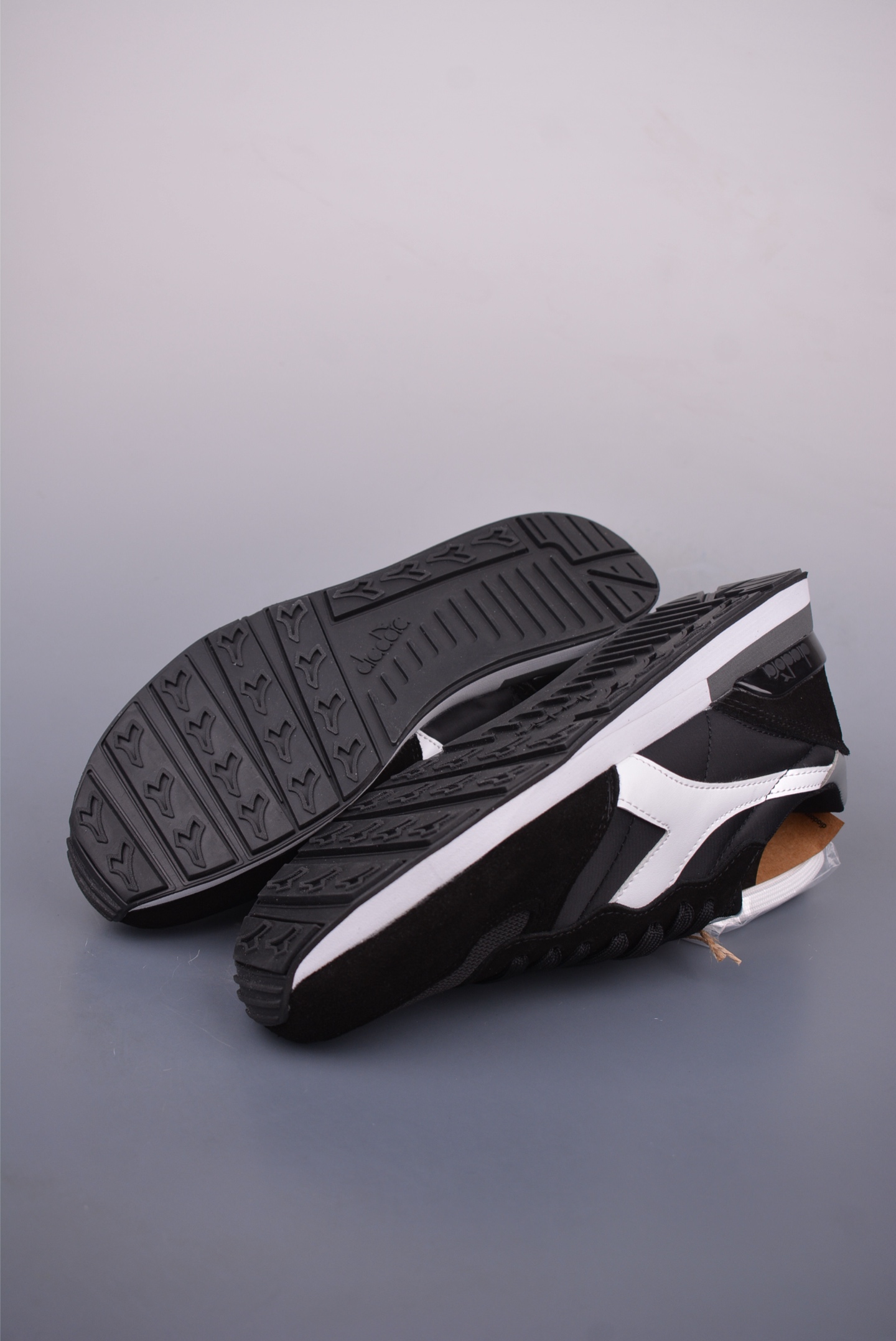 Diadora Camaro Retro Running Shoes - Polyester, Suede, and Leather 3 i1748303840704 368 0 2