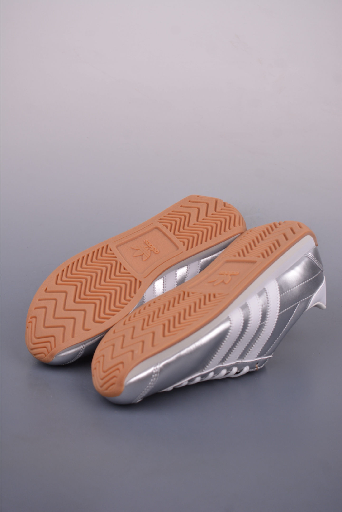 Adidas Originals Country Silver Metallic Low-Top Sneakers - Classic Style 4 i1748303940679 1808 0 2