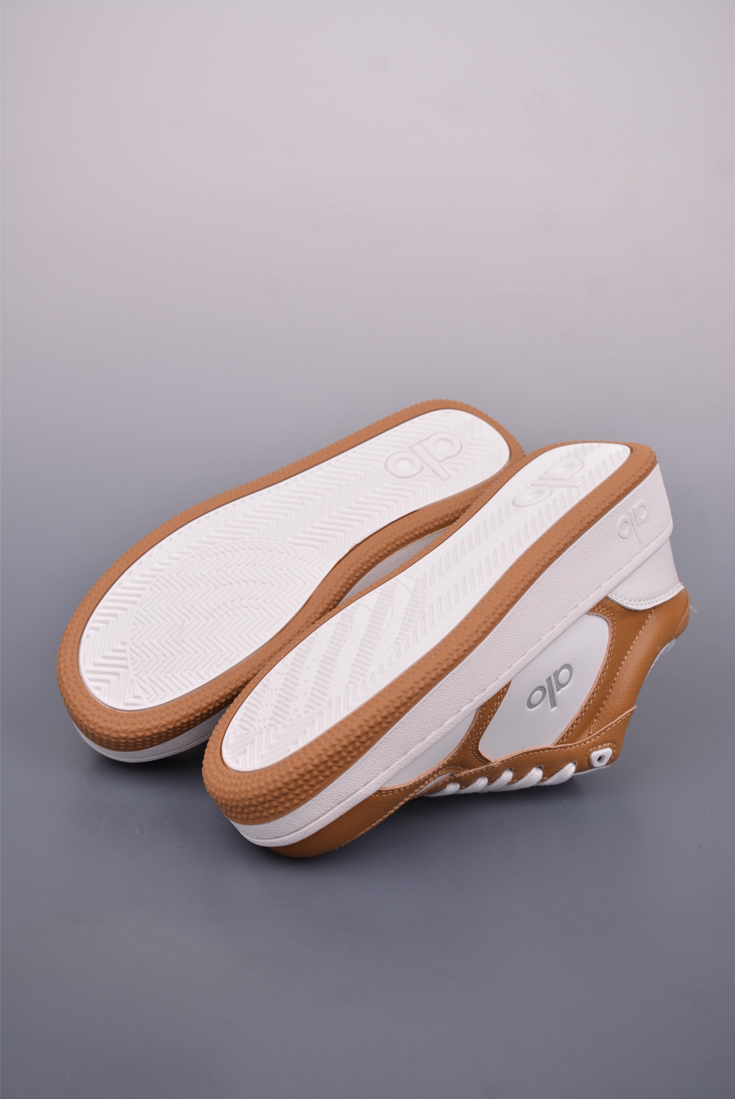 Alo Yoga Recovery Mode Low-Top Sneakers - Comfortable, Stylish, and Durable 4 i1748304013975 5842 0 2