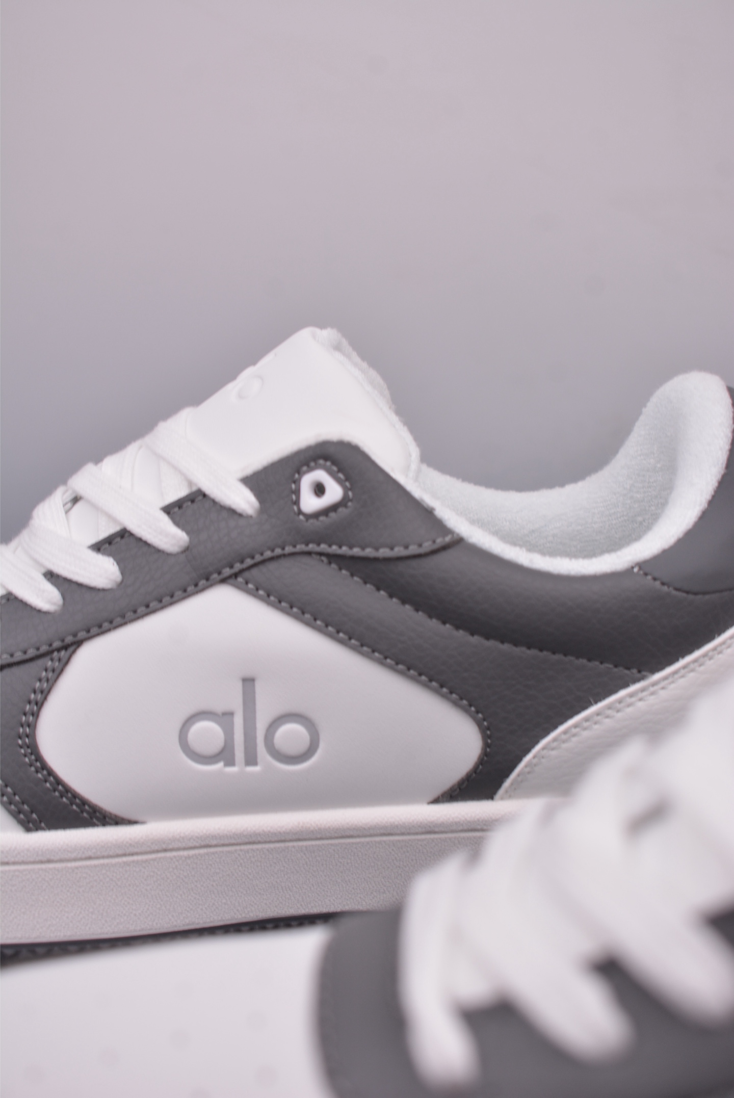 Alo Yoga Recovery Mode Sneakers - Comfortable, Stylish, and Durable Low-Tops 8 i1748304064477 2719 0 7