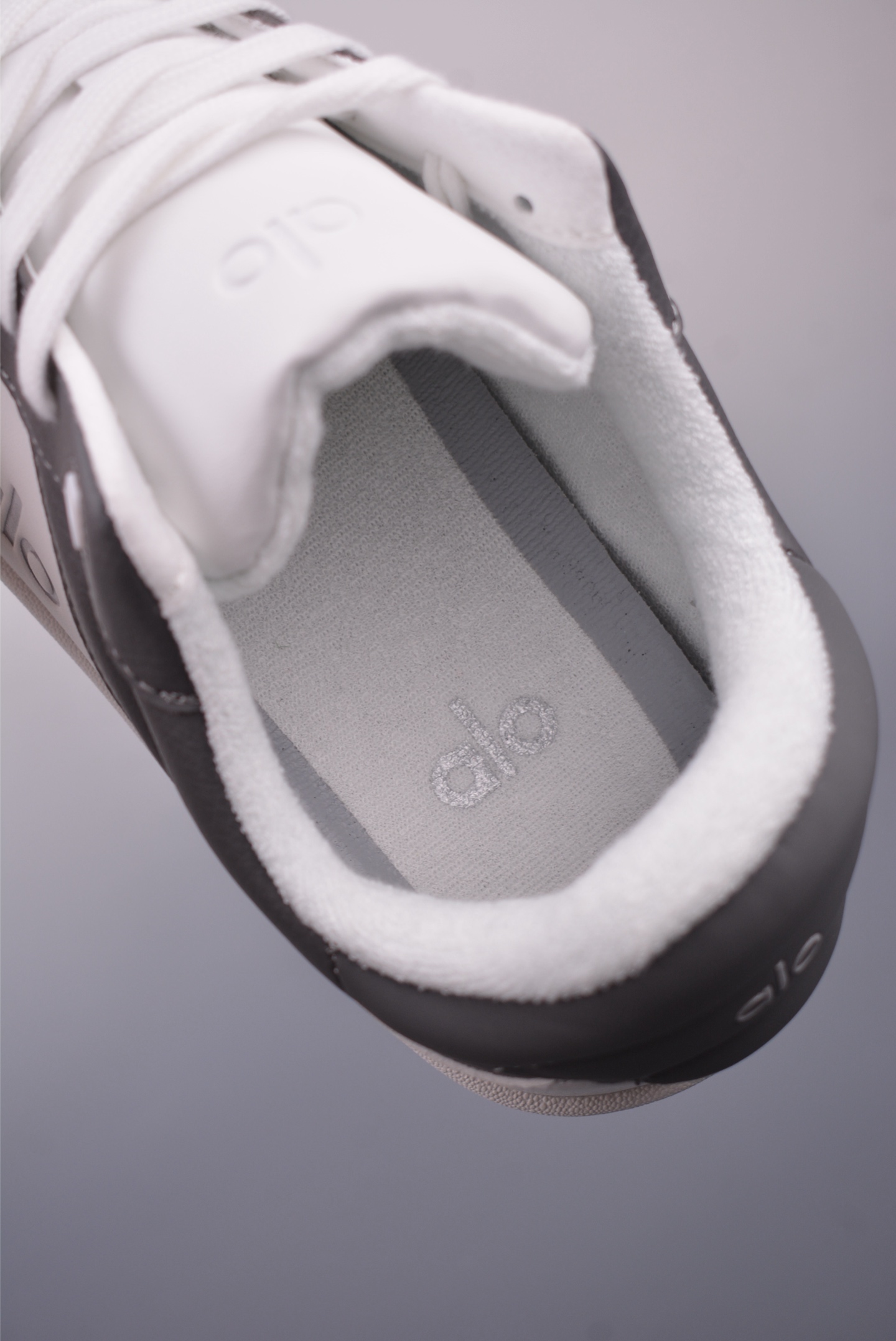 Alo Yoga Recovery Mode Sneakers - Comfortable, Stylish, and Durable Low-Tops 9 i1748304064558 2136 0 8