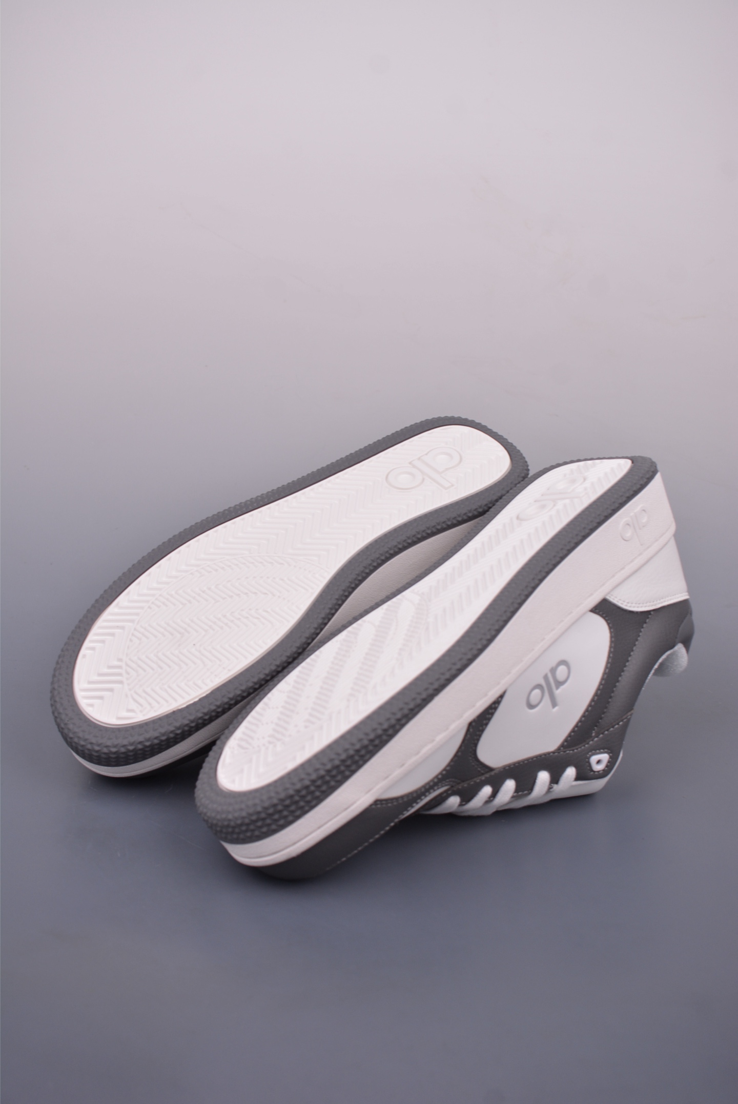 Alo Yoga Recovery Mode Sneakers - Comfortable, Stylish, and Durable Low-Tops 3 i1748304065919 8491 0 2