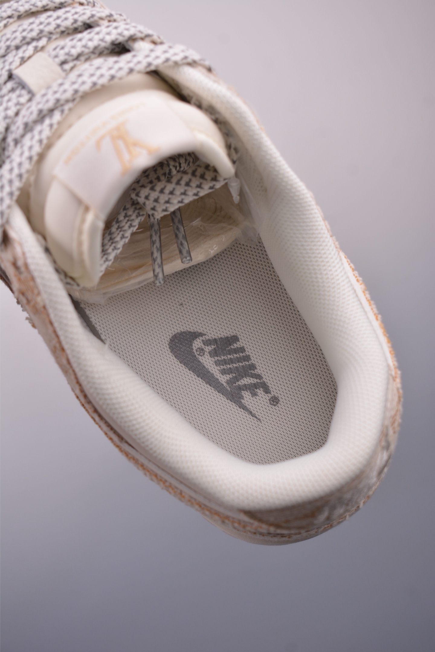 Nike SB Dunk Low Louis Vuitton Custom Sneakers - Limited Edition 10 i1748304477446 3103 0 8