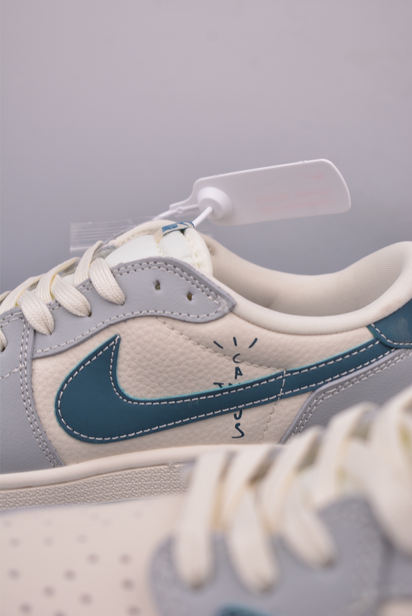 Fragment Design x Travis Scott x Air Jordan 1 Low Collab Sneakers 8 i1748304594367 1917 0 7