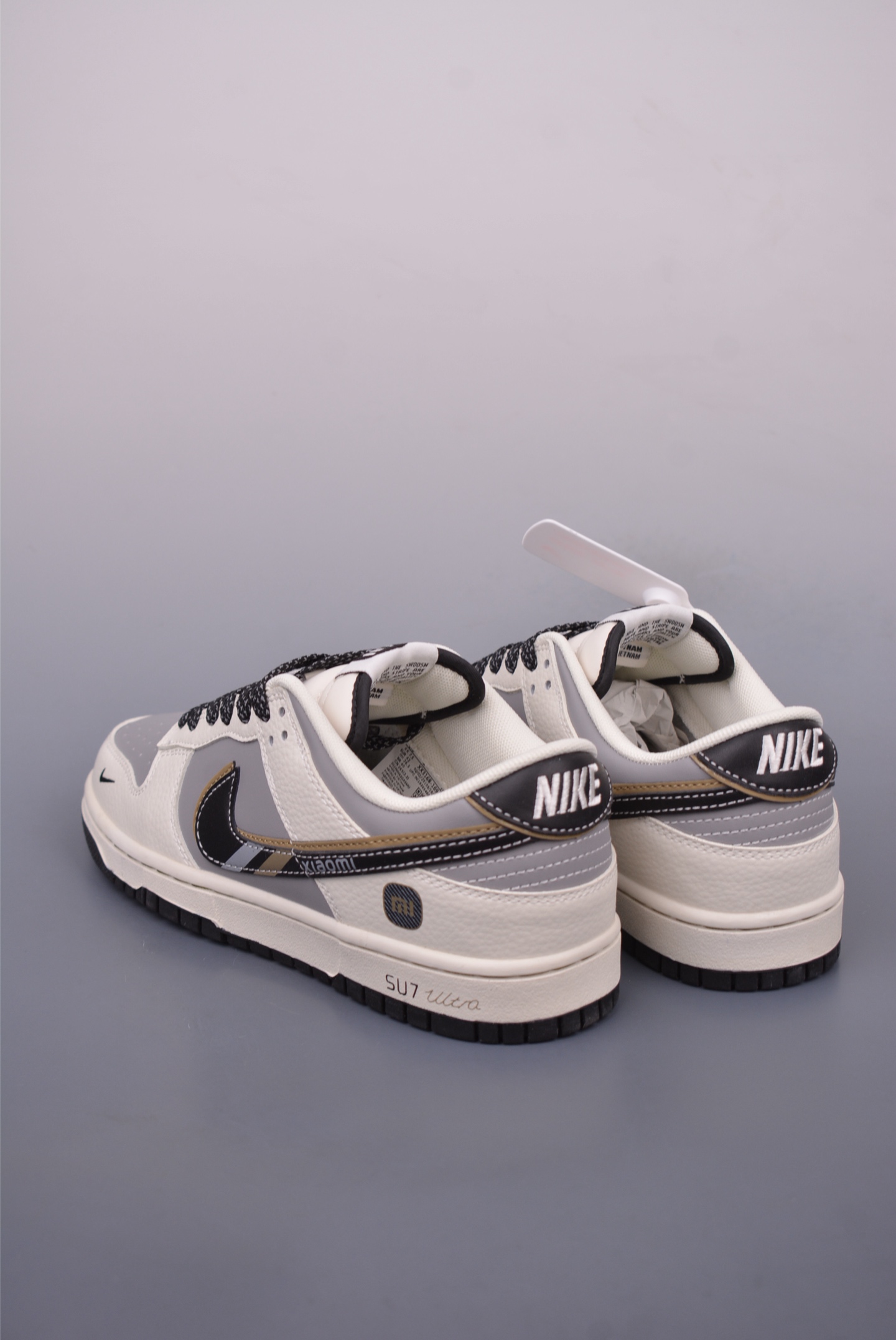 Nike SB Dunk Low 'Xiaomi SU7' Special Edition Sneakers 3 i1748385925485 6376 0 1
