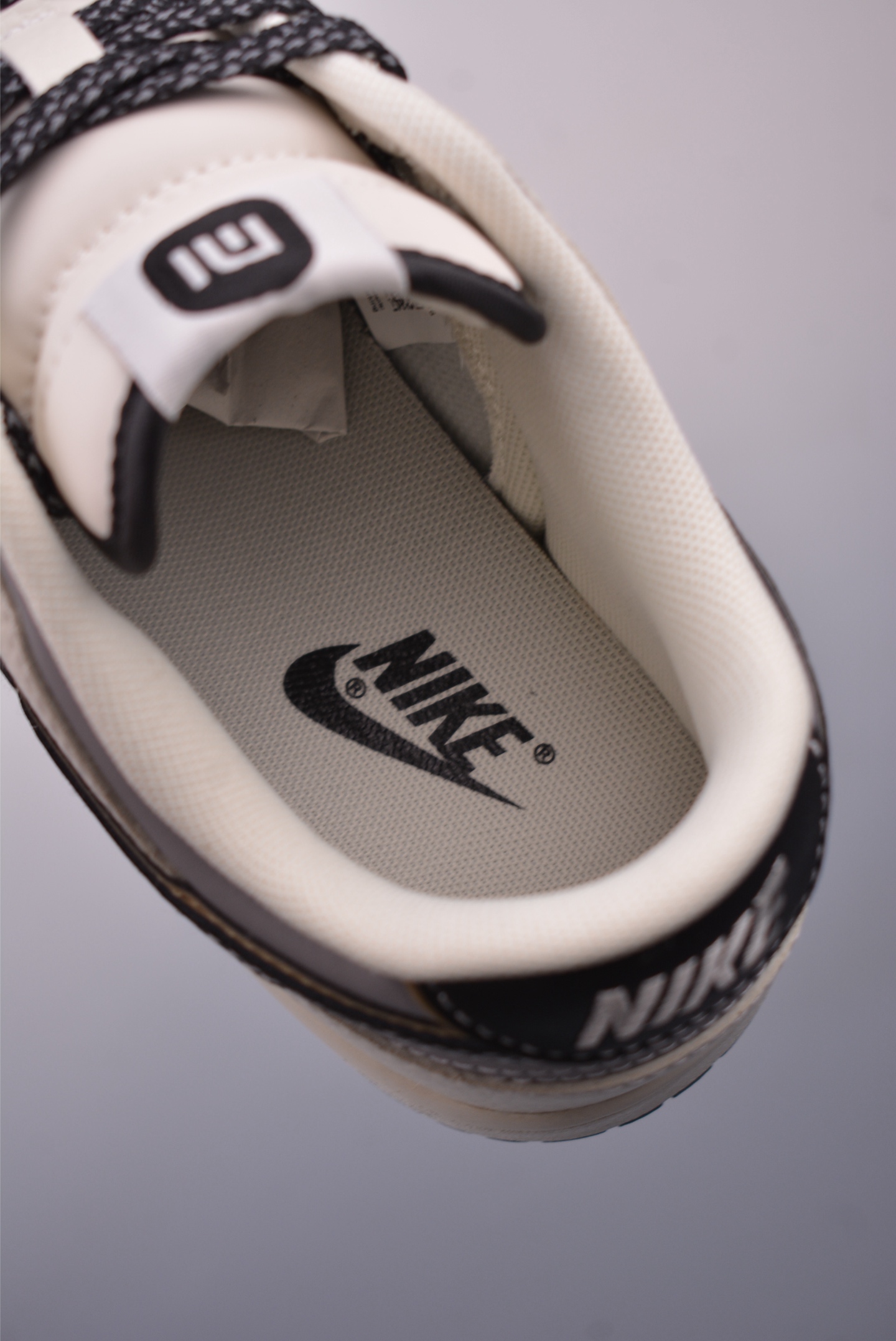 Nike SB Dunk Low 'Xiaomi SU7' Special Edition Sneakers 10 i1748385925487 4851 0 8