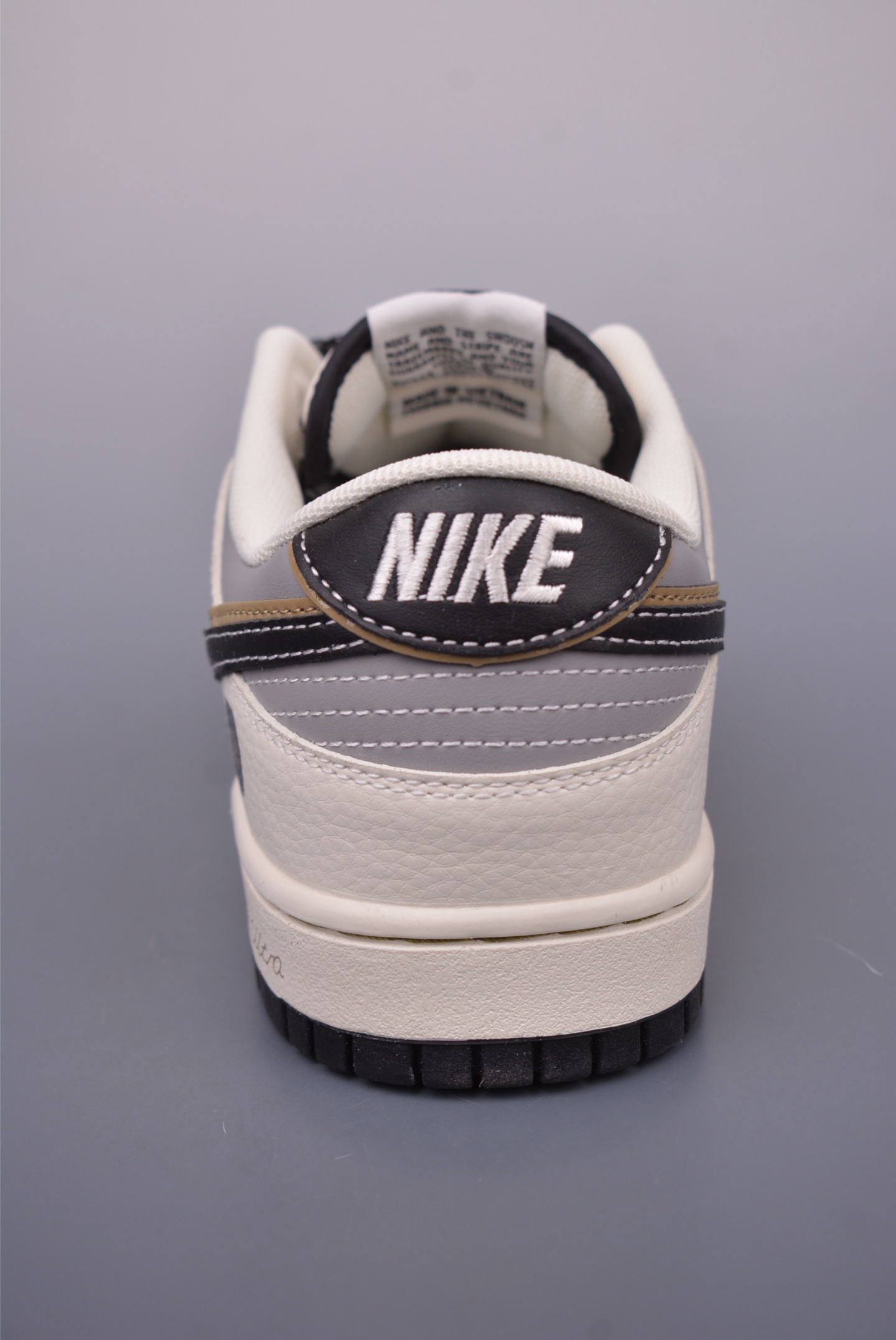 Nike SB Dunk Low 'Xiaomi SU7' Special Edition Sneakers 5 i1748385925530 5351 0 3