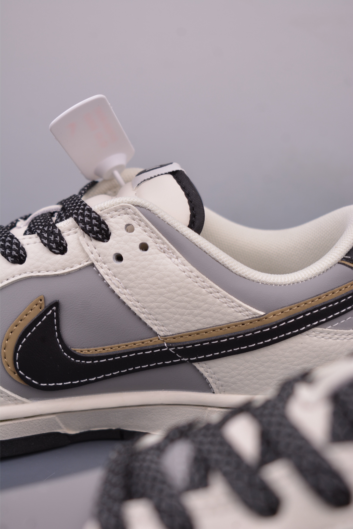 Nike SB Dunk Low 'Xiaomi SU7' Special Edition Sneakers 9 i1748385927153 3256 0 7