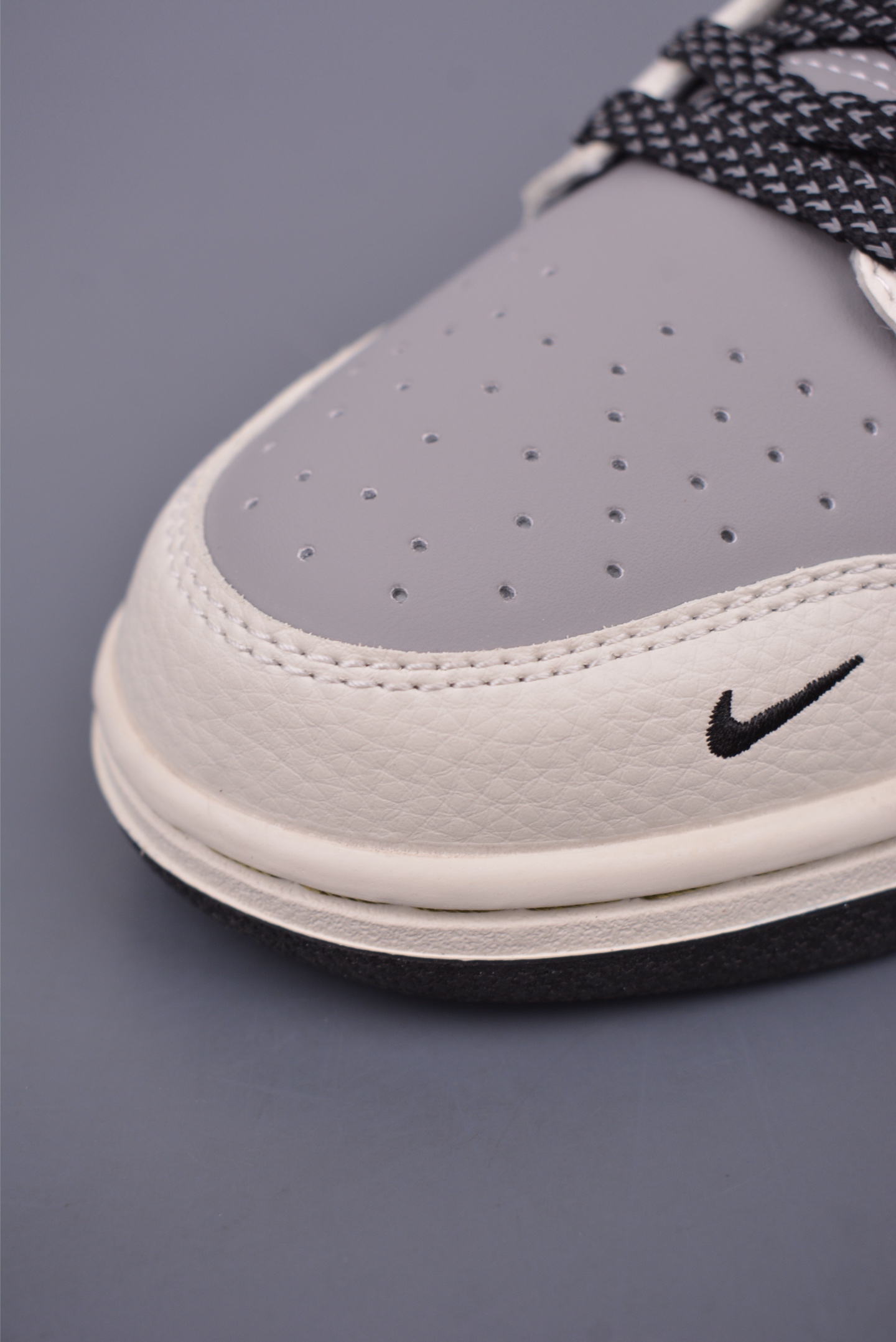 Nike SB Dunk Low 'Xiaomi SU7' Special Edition Sneakers 7 i1748385927179 9094 0 5