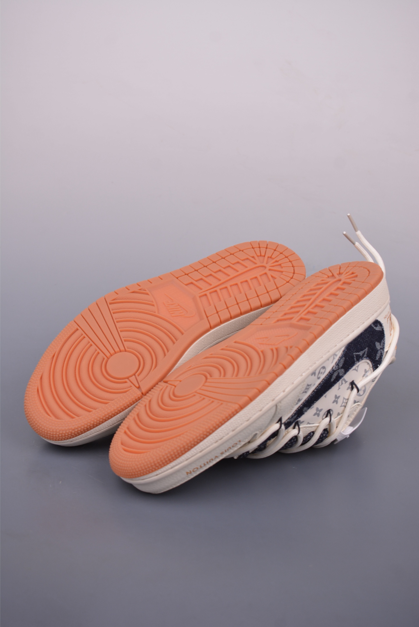 Louis Vuitton x Fragment Design Low-Top Sneakers - Limited Edition 4 i1748386135314 3035 0 2