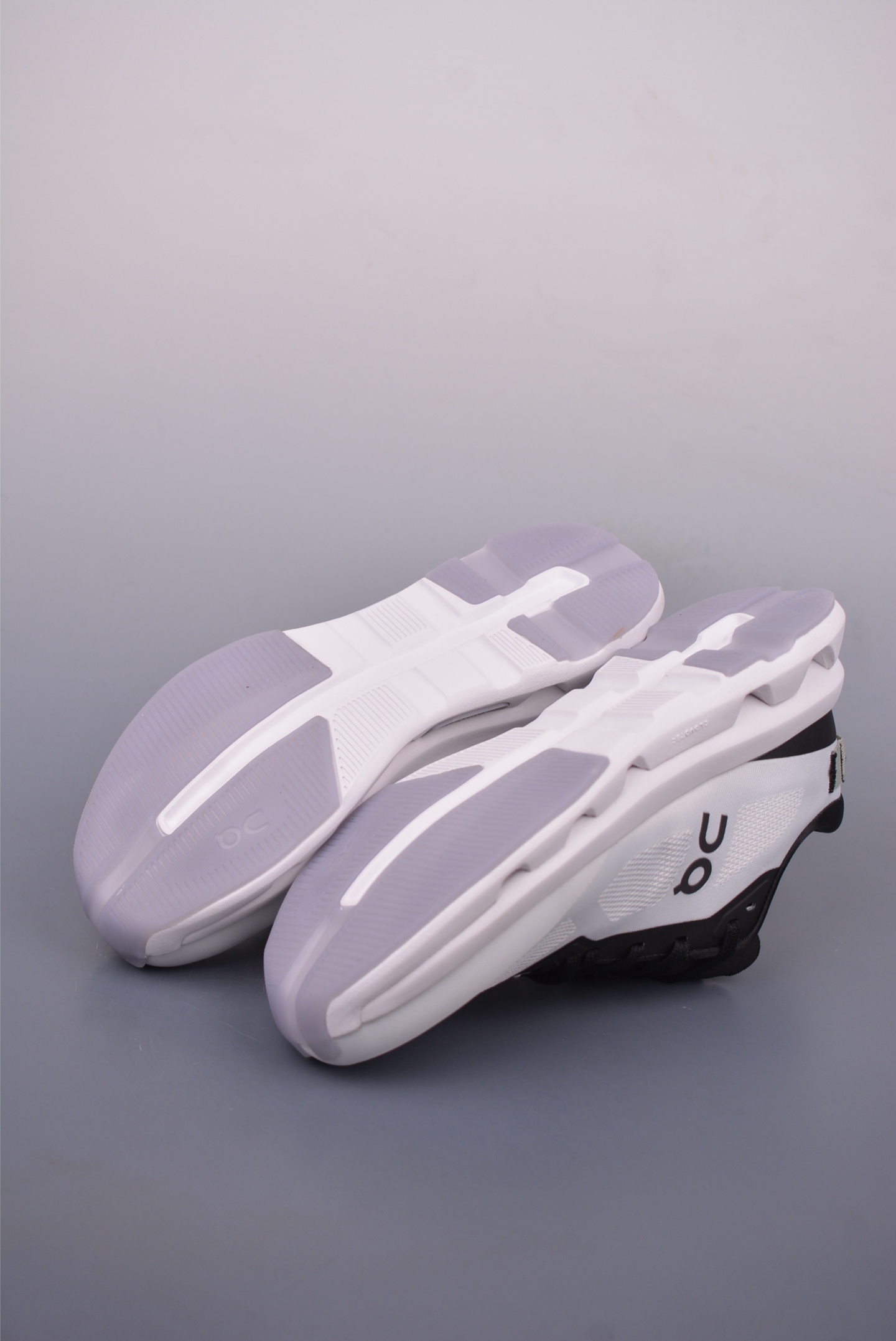 On Running Cloudtilt Loewe Inspired Outdoor Street Style Running Shoes 4 i1748386249079 7469 0 2