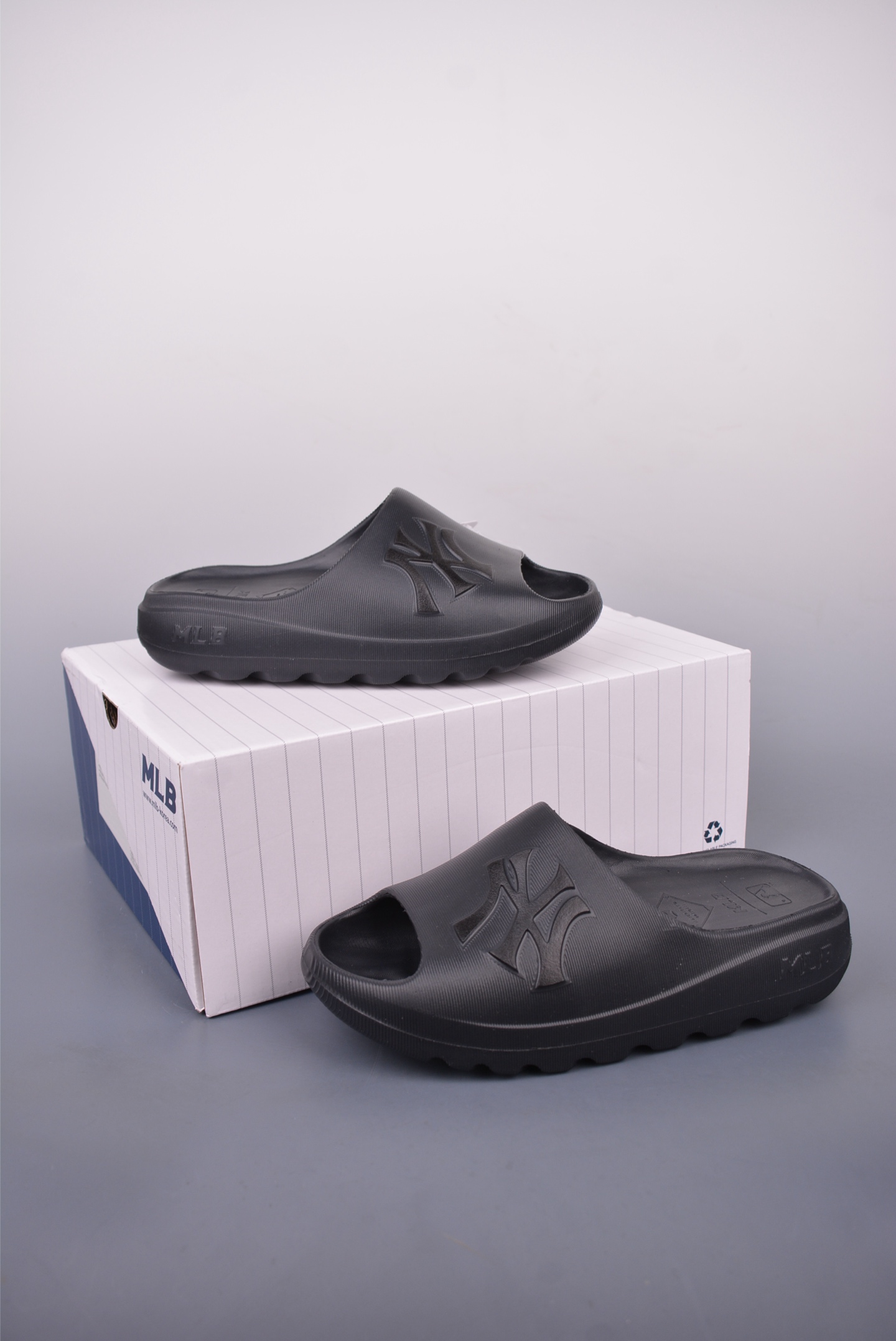 MLB New York Yankees Limited Edition Slides - Lightweight & Comfortable 6 i1748667406543 1513 0 4