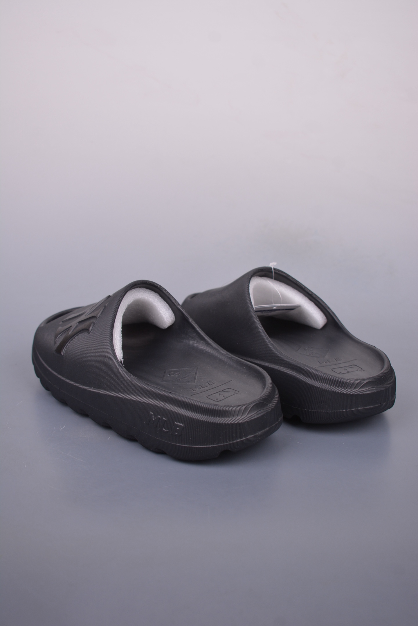 MLB New York Yankees Limited Edition Slides - Lightweight & Comfortable 3 i1748667410956 8225 0 1