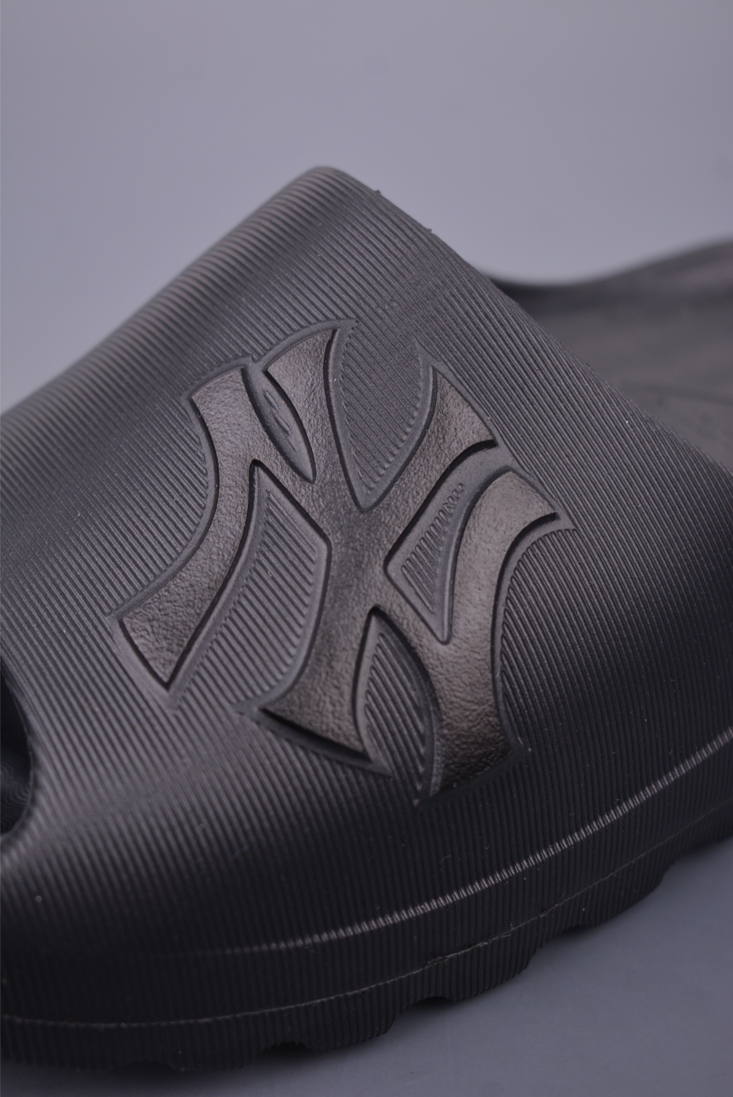 MLB New York Yankees Limited Edition Slides - Lightweight & Comfortable 8 i1748667410969 193 0 6