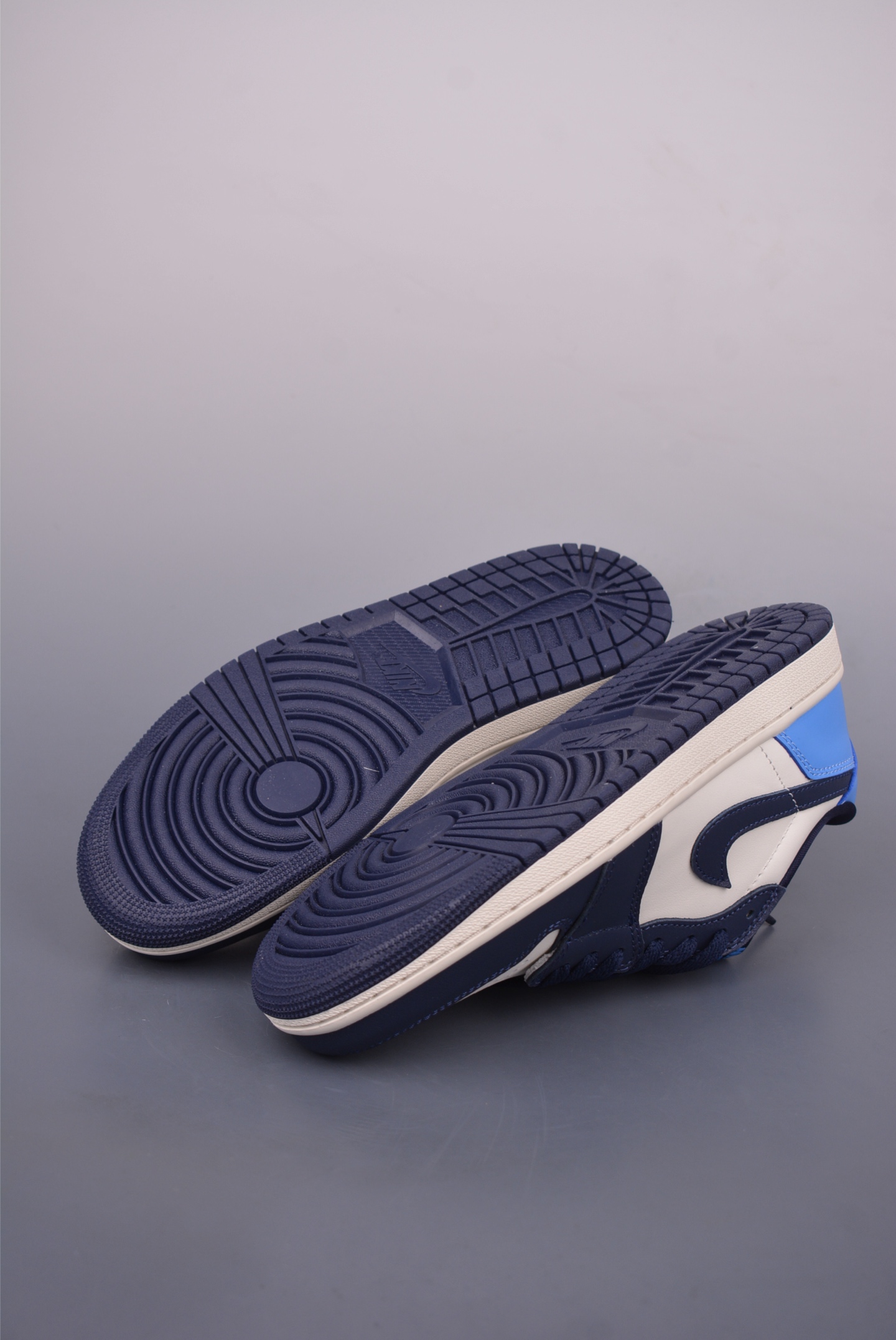 原装裸鞋级 市面最高工艺产物 Air Jordan 1 Low黑白蓝 CZ0790-400-Chinese UA Cheap High Quatity Brand Clothes Bags handbags Sneakers wholesale wholesaler seller from China Factory suppliers Fashion Clothing Shoes best Quality Beautiful Price 原装裸鞋级 市面最高工艺产物 Air Jordan 1 Low黑白蓝 CZ0790-400