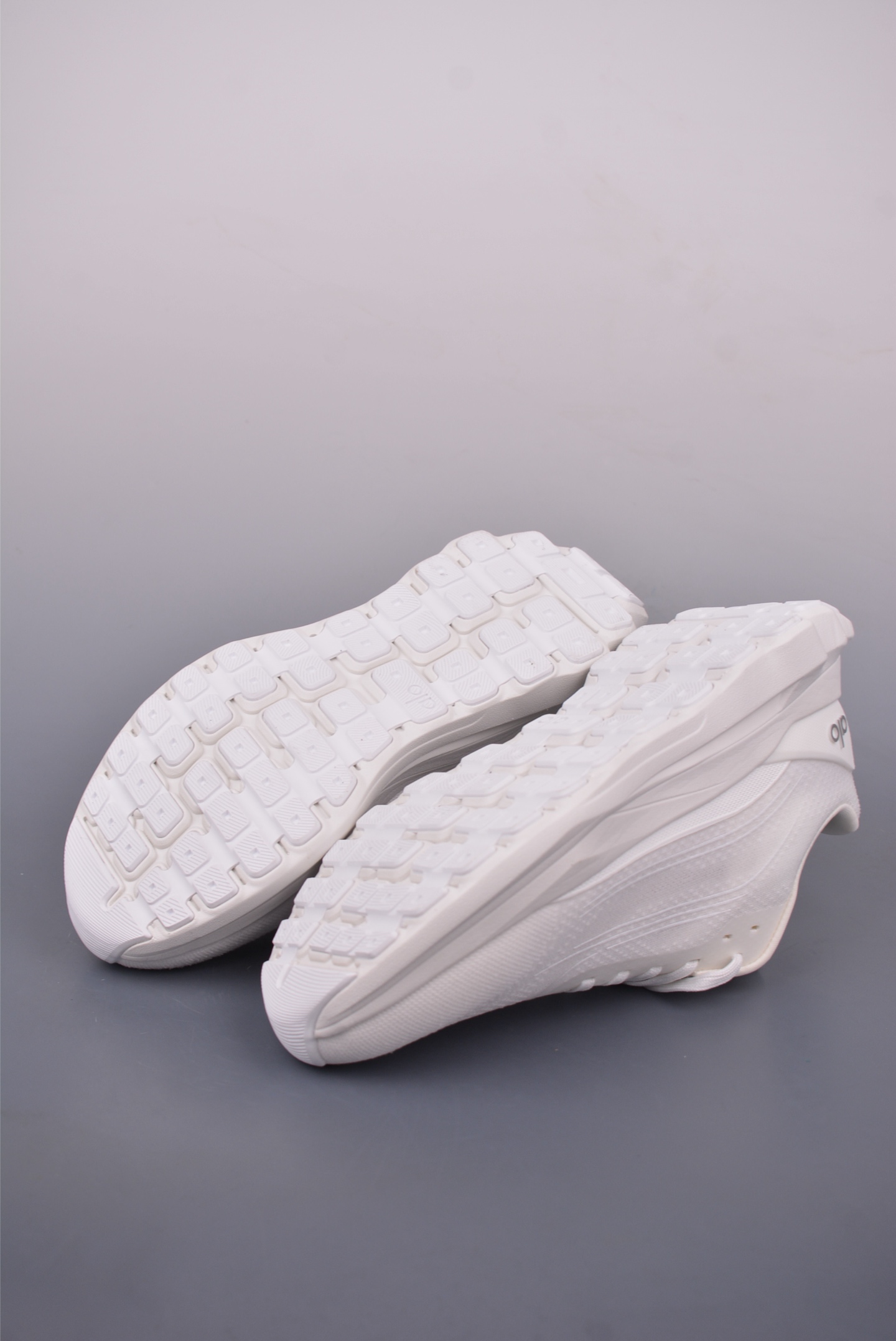 Alo Runner Mode Sneakers - Comfortable, Minimalist Design, Anti-Slip, Durable 4 i1748979839518 4213 0 2