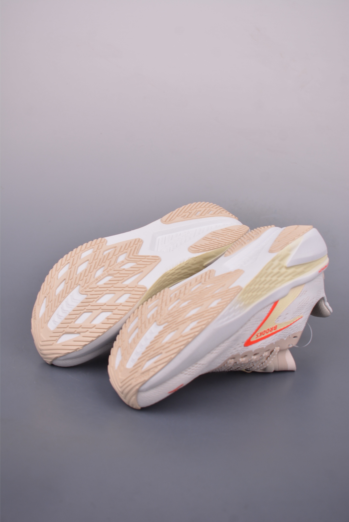 Brooks Hyperion Max 2 Running Shoes - Lightweight, Breathable, and Cushioned 4 i1748979961029 2355 0 2