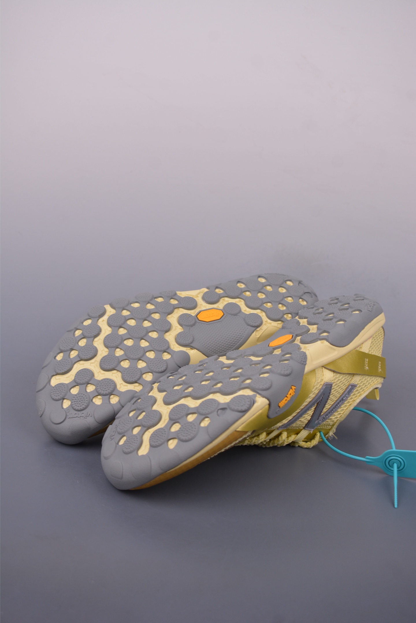 New Balance MT10系列 NB新百伦 薄底赤足鞋 MT10OMB-Chinese UA Cheap High Quatity Brand Clothes Bags handbags Sneakers wholesale wholesaler seller from China Factory suppliers Fashion Clothing Shoes best Quality Beautiful Price New Balance MT10系列 NB新百伦 薄底赤足鞋 MT10OMB