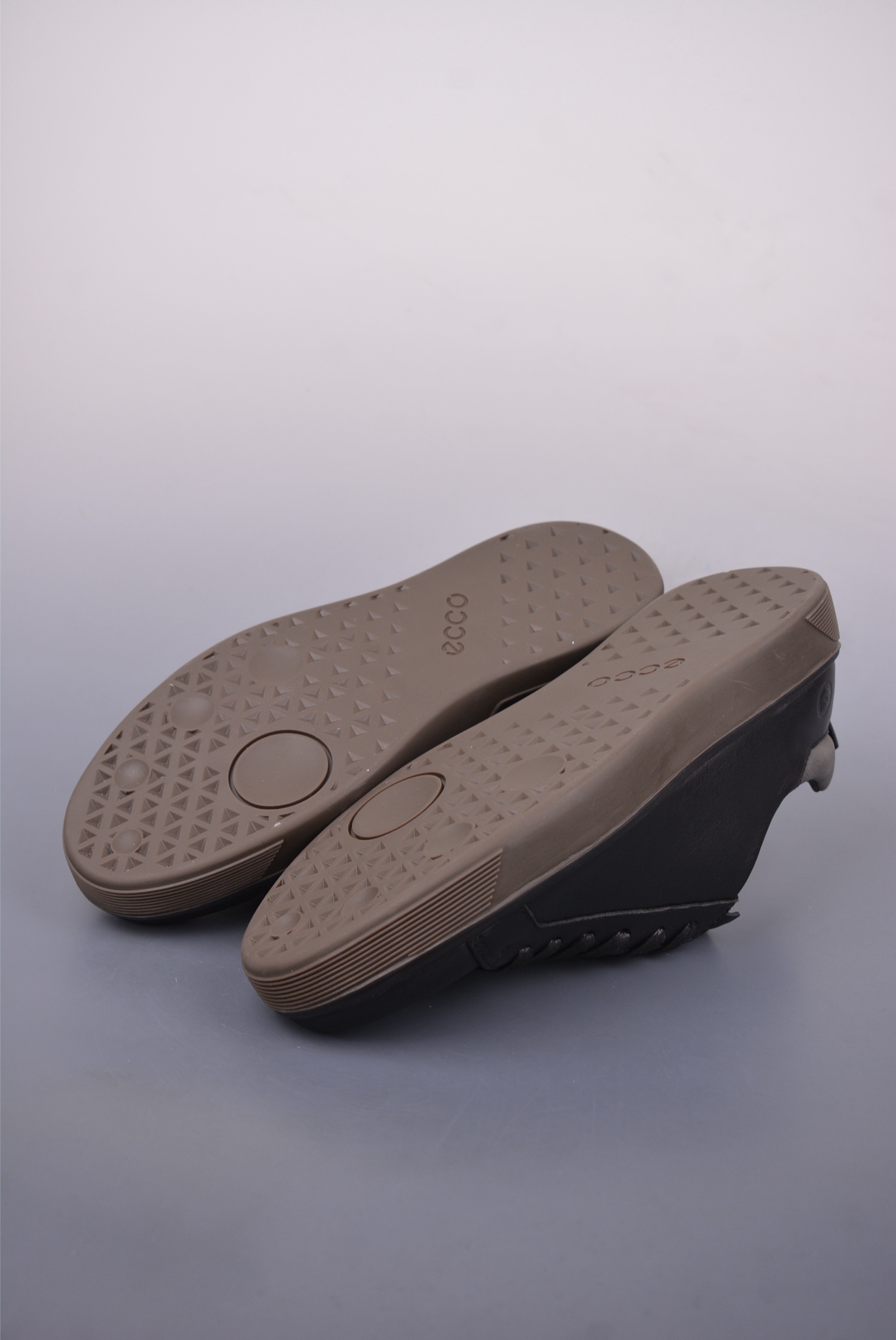 ECCO爱步运动男鞋 25年新款百搭跑步健身鞋 304504-Chinese UA Cheap High Quatity Brand Clothes Bags handbags Sneakers wholesale wholesaler seller from China Factory suppliers Fashion Clothing Shoes best Quality Beautiful Price ECCO爱步运动男鞋 25年新款百搭跑步健身鞋 304504