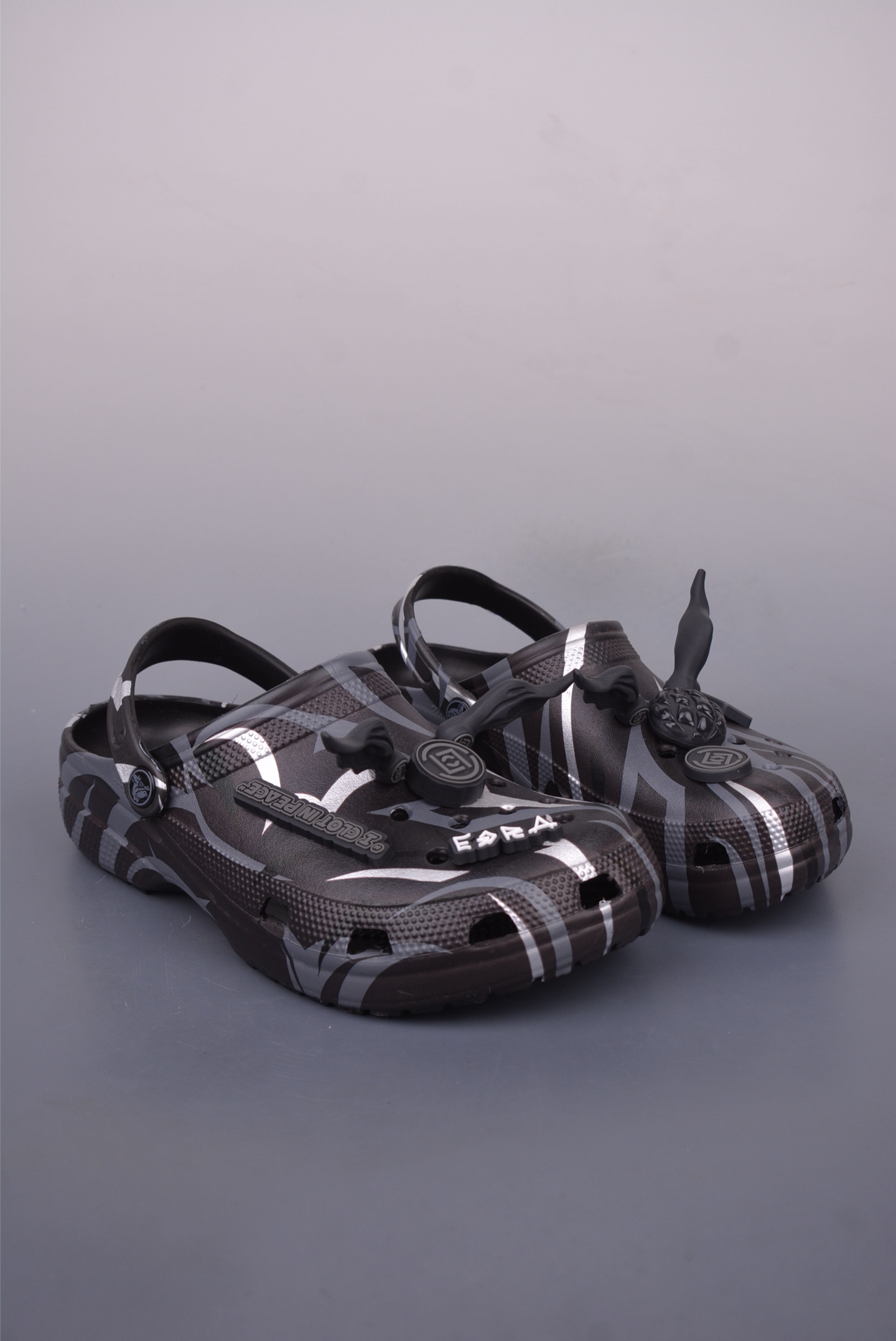 Crocs x Crocs Classic Clog - Comfortable and Lightweight Summer Sandals 1 i1749247707731 7904 0 0