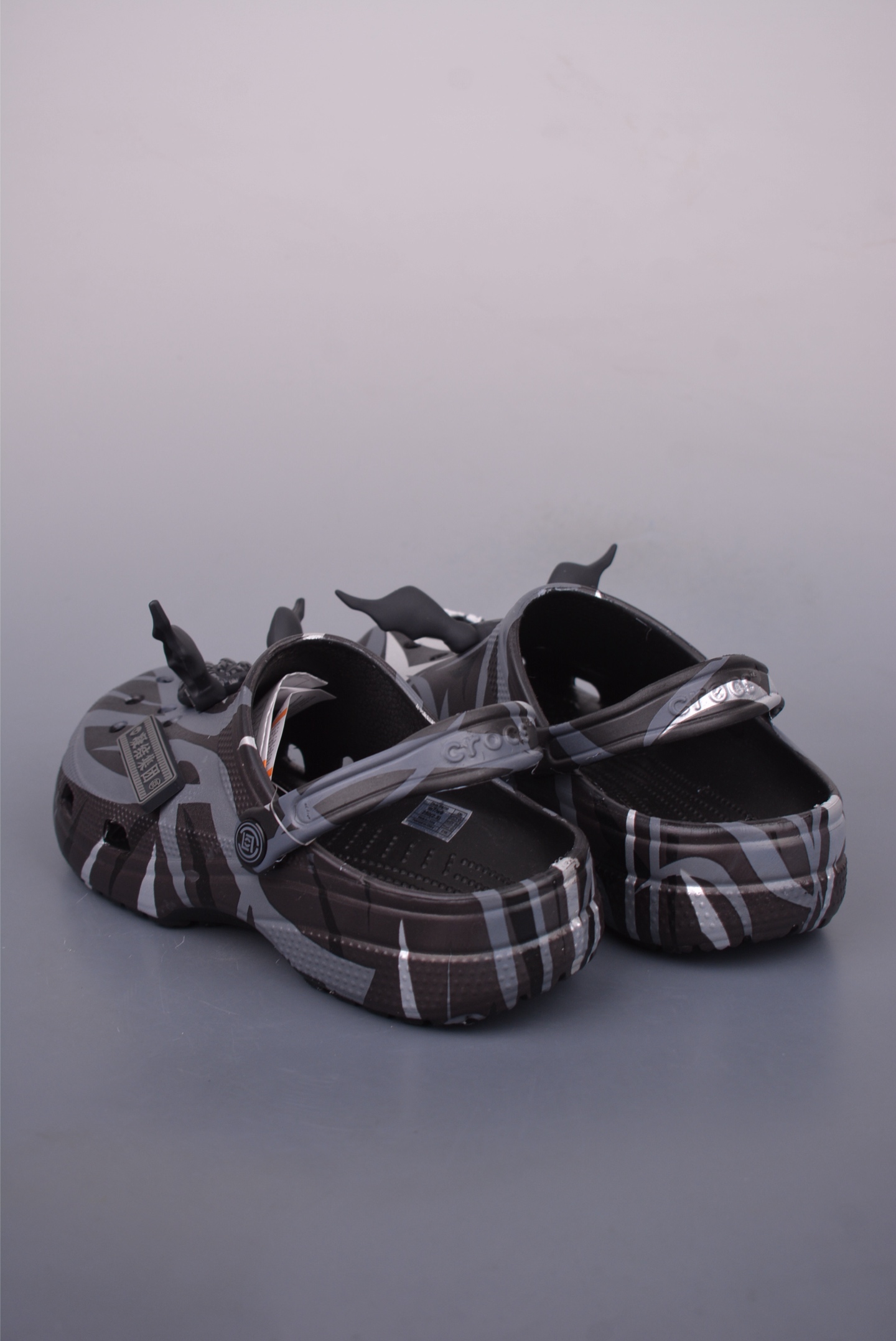 Crocs x Crocs Classic Clog - Comfortable and Lightweight Summer Sandals 2 i1749247708959 2850 0 1