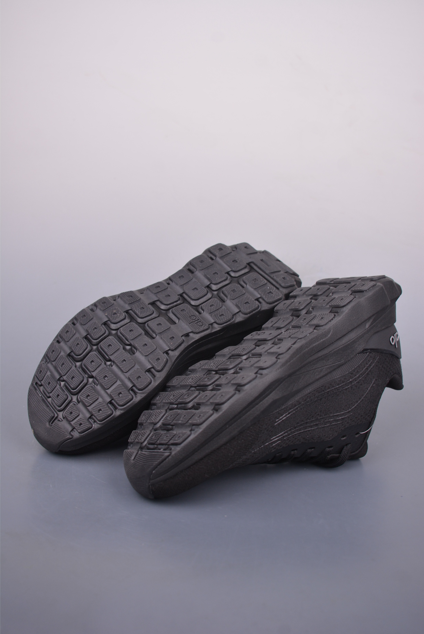 Alo Yoga Runner Mode Sneakers - Comfortable, Minimalist, and Anti-Slip 4 i1749248003791 6808 0 2