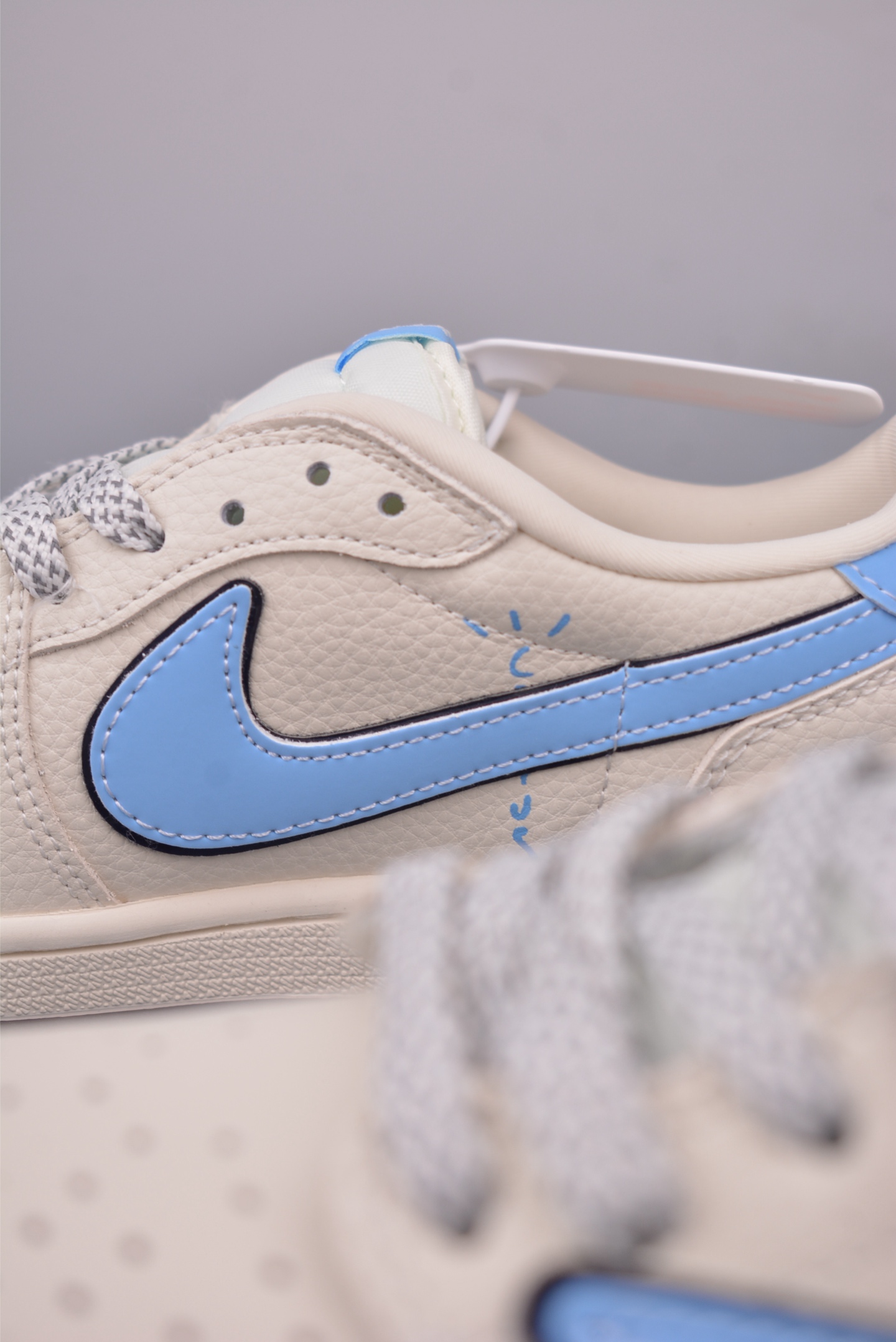 Louis Vuitton x Travis Scott Air Jordan 1 Low Sneakers 9 i1749250865435 1141 0 7