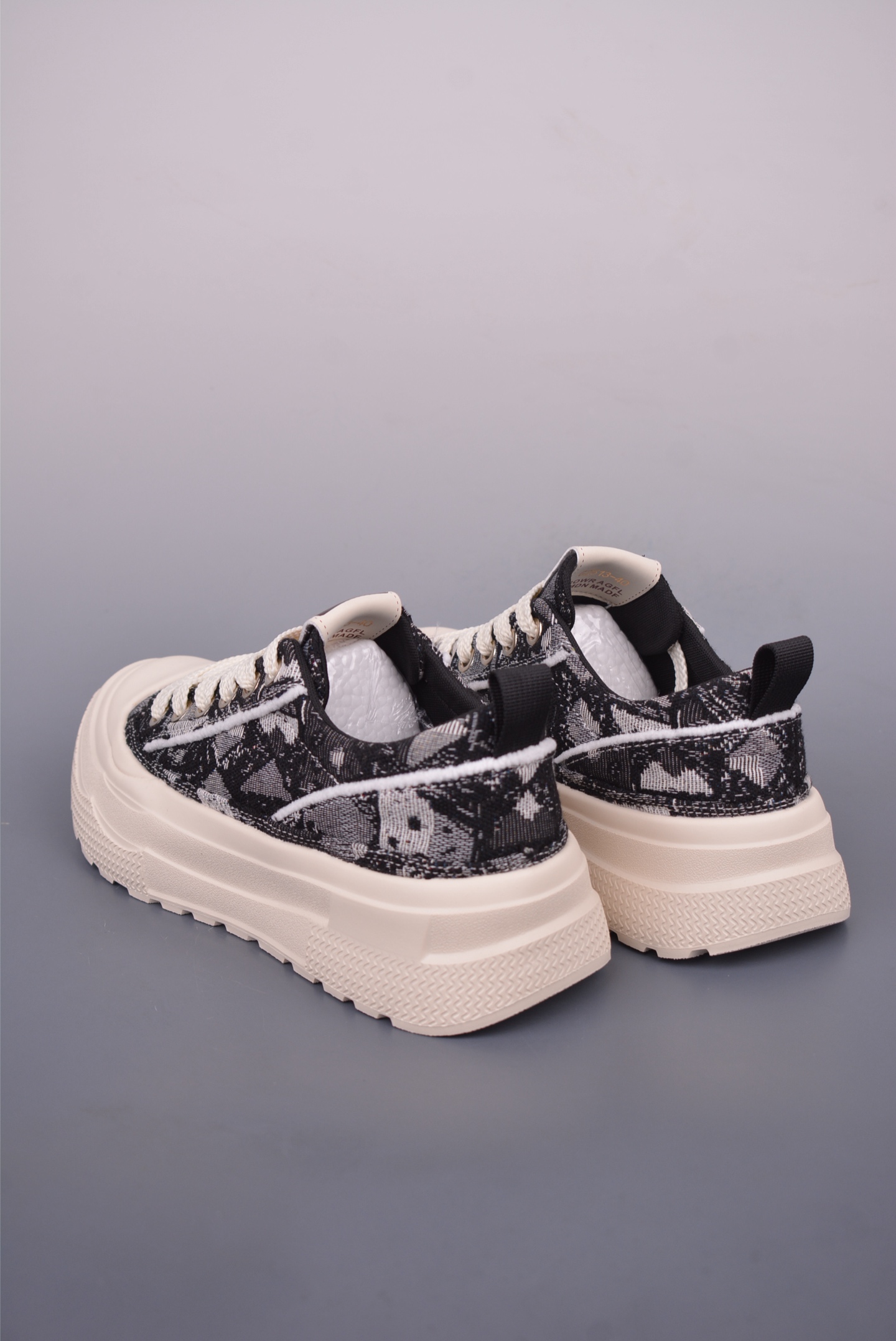 Gucci Men's Lace-Patterned Sneakers - Stylish Comfort & Durability 3 i1749251084827 6917 0 1