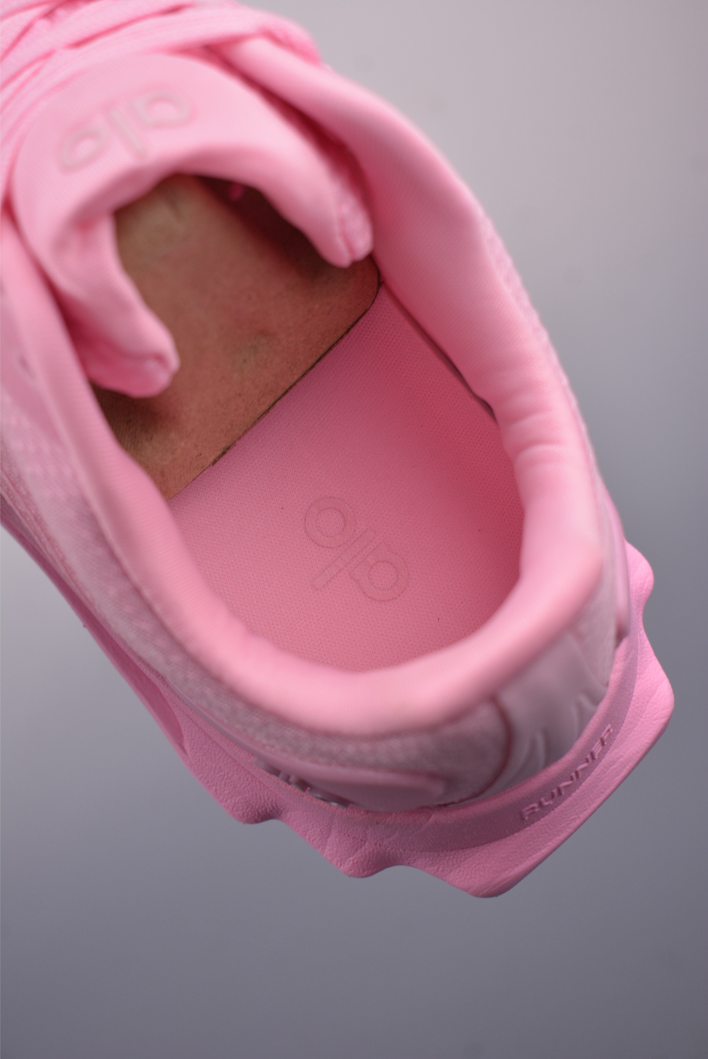 Alo Yoga Runner Mode Sneakers - Comfortable, Minimalist, Anti-Slip, Durable 9 i1749458883083 4444 0 8