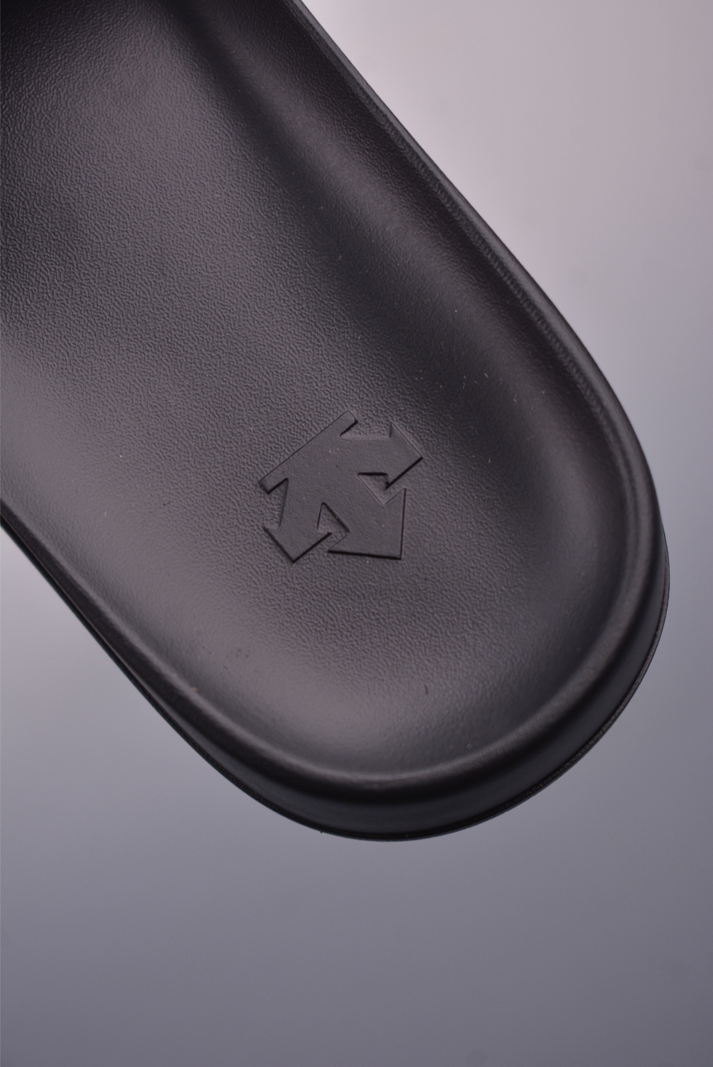 迪桑特DESCENTE Lcing Nars 百搭柔软 防滑一字拖鞋  SP322LSD91